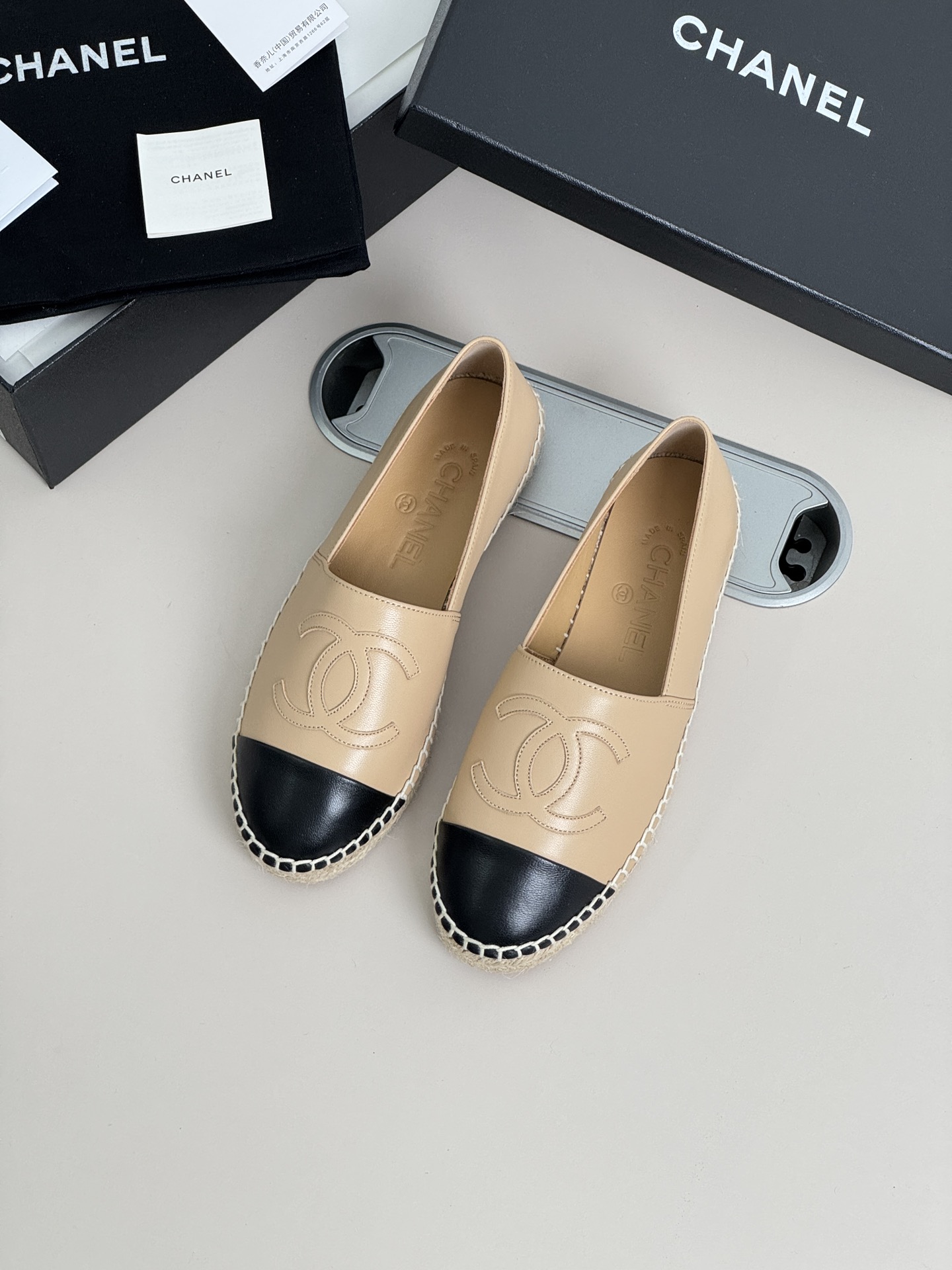 NO:647577,Guan-produced purchasing agent Chanel classic fisherman's shoes, Xiaoxiang's classic high-definition fisherman's shoes, Wannian classics must be the best, not the most expensive in the market, but they are definitely the best in the market!  Not to mention that it will kill anyone in seconds, I think it is no problem to buy the contemporary version. The upper is made of woolen wool customized according to the original version, which is exactly the same. The inner padding is also customized according to ZP's clothing leather (sheep leather for high-end ready-to-wear clothing). It takes a month to order!  The shoe body is also made with the same printing process, and the foot feel is no different from ZP. It truly reflects the natural texture of sheepskin (thin, soft and smooth) (comparison chart is attached, please refer to the anatomy for details). Professional fisherman experience, reliable quality. Highly recommended. Imported sheepskin for the upper. Imported sheepskin for the lining. The outsole is glue-injected, translucent rubber, original color espadrille. Shoe size 34-41 (34, 41 customized, no return or exchange), fisherman shoes, chanel, espadrilles, sheepskin19860909莞产代购级 Chanel经典渔夫鞋 小香经典高定渔夫鞋 万年经典款必须做到最优秀,不是市场最贵,但拍胸肯定市场最好！不说秒不秒杀谁了,我觉得拿去当代购版是没问题. 鞋面是按原版定制毛呢 完全一致 内里垫脚也是按ZP定制回来的服装革（高级成衣的服装羊皮革）皮料来回定都要一个月 ！ 鞋身做法也是对版工艺,脚感和ZP无差异,是真正的体现出羊皮的天然质感（薄软且顺滑）（附上对比图,具体参考解刨） 专业渔夫经验,品质放心力推 鞋面进口羊皮 内里进口羊皮 大底注胶半透明橡胶原色麻底 鞋码34-41（34、41 定制无退无换）,渔夫鞋,chanel,espadrilles,sheepskin,Women's Shoes