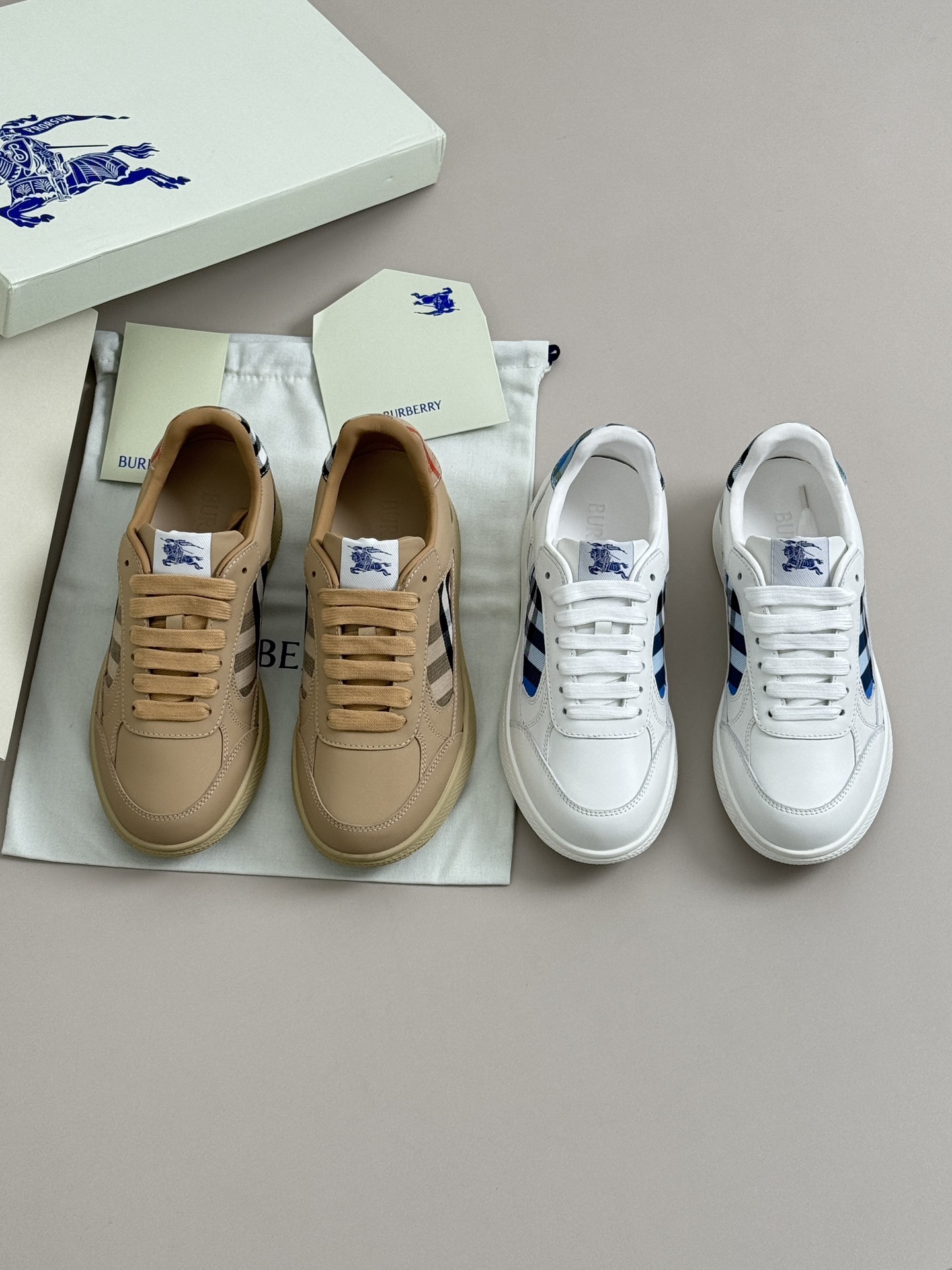 NO:588936,The high-end version of Burberry's couple style is coming... BURBERRYI is finally here | Cool and cool plaid Terrace sneakers. Burberry's classic elements. Super comfortable shoes. Knight blue non-slip soles. I finally saw the latest diagonal plaid calfskin sneakers. The color is really beautiful and can be matched with any way. The sneakers are made of cotton blended calfskin. Crafted in Italian workshops, decorated with worsted Burberry  Check pattern. Rubber sole embellished with archival Burberry monogram. Part of Burberry's iconic collection, a wardrobe staple with a distinctive brand twist. - Round toe - EKD label on tongue - Leather insole - Burberry monogram on sole Size 39-44,,burberry,burberry,sneakers,cowhide19860909高版巴宝莉情侣款来袭…… BURBERRYI 终于来了|酷·飒 格纹 Terrace 运动鞋 巴宝莉（Burberry）经典原素 超舒服的鞋子··骑士蓝色防滑鞋底 终于看到了最新的斜式格纹小牛皮运动鞋颜色真的好好看,怎么搭都可  运动鞋,选用棉质混纺面料小牛皮打造.于意大利工坊匠制而成,装饰精纺 Burberry 格纹图案.橡胶鞋底饰有典藏 Burberry 字母徽标.来自 Burberry 经典之作系列,以鲜明品牌风格诠释衣橱必备款式. – 圆形鞋头 – 鞋舌处点缀马术骑士徽标（EKD）标签 – 皮革鞋垫 – 鞋底点缀 Burberry 字母徽标 码数39-44,,burberry,burberry,sneakers,cowhide,Men's shoes