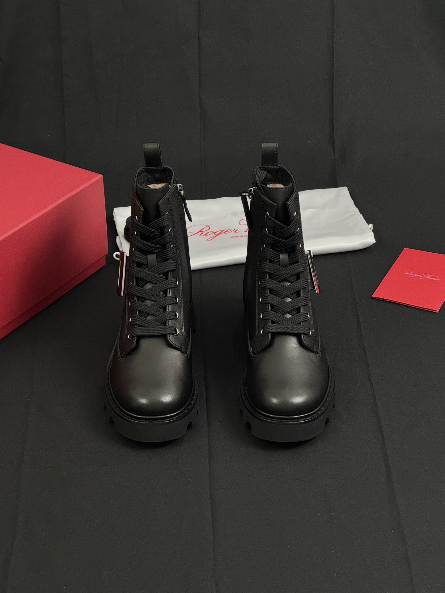 NO:646816,The latest RVVivRangersTrunk new short boots, made in top quality in Wanguan, have made a strong debut. They have become a must-have item for this autumn and winter due to their strong strength. They are definitely an indispensable fashion item in your shoe cabinet. Whoever wears them will look good!  This year’s latest model is superior to previous models in terms of material selection and design. It retains the advantages of the classic model while adding new elements. The thick-soled flat heel is both comfortable and comes with added height. The side zipper design is super convenient to put on and take off. The lace-up design of the shoe body is more tolerant. Both thick and thin legs can be freely adjusted to effectively modify the calf and make the leg slimmer!  The classic iconic square buckle adds sophistication and fashion to the boots, integrating comfort, fashion and one-piece!  The classic Chelsea boot style, with RV's iconic square buckle, is simple yet refined. The shoe body has smooth lines, and the side zipper and lace design perfectly modifies the leg shape. Material introduction: The upper is made of original imported first-layer calfskin, with fine leather texture and clear pores, giving it a matte texture. The surface of the original leather has a slight waxy feel, which makes it more textured!  Distinguish between ordinary domestic leather!  Pink first-layer mixed sheepskin lining, soft and skin-friendly, comfortable and breathable!  Original hot stamping process, different angles show colorful effects!  The side zipper + lace design is super easy to put on and take off!  The shoelaces can be adjusted freely, and can accommodate both thick and thin legs, making your legs appear thinner!  Original private model outsole!  Lightweight and wear-resistant IP foam material and genuine leather welt combination, the bottom logo font is clear and textured!  The comfortable flat heel and thick sole come with a height increase of about 5cm!  Super light and super comfortable!  Fashionable and versatile, it adds height and slims your legs!  Whether paired with jeans, short skirts, dresses, or wide-leg pants, it can be perfectly matched. For daily outings, commuting to the workplace, and business trips and parties, one pair can be used for all occasions, and looks, comfort, and fashion coexist!  Buy early, wear early, and become beautiful early, just close your eyes and enter!  Standard size 35-40 A033,boots,skirts,jeans,cowhide,sheepskin19860909莞产顶级 最新RVVivRangersTrunk新款短靴强势登场 凭硬实力成为今年秋冬必入单品,绝对是你鞋柜里不可或缺的时髦担当,谁穿谁好看！ 今年的最新款,无论是材质选料还是设计上都完胜往年的款式,既保留了经典款的优势又增加了新的元素.厚底平跟既舒适又自带增高,侧拉链设计穿脱超方便,鞋身系带设计包容性更强,粗腿、细腿都可以自由调节有效修饰小腿显腿细！ 经典标志性方扣,为靴子增添了一份精致与时尚,集舒适、时尚与一身！经典的切尔西靴型,搭配rv标志性的方扣,简约又不失精致感.鞋身线条流畅,侧拉链加系带设计完美修饰腿型 材料介绍 鞋面采用原厂进口头层小牛皮制作,皮纹细腻毛孔清晰呈哑光质地,原皮表面有轻微的蜡感越穿越有质感！区分普通的国产皮！ 粉色头层混种羊皮内里,柔软亲肤、舒适透气！原厂烫金工艺,不同角度呈幻彩效果！侧拉链+系带设计穿脱超方便！鞋带可自由调节,粗腿、细腿都可包容,显腿细！ 原厂私模大底！轻便耐磨IP发泡材质加真皮沿条组合,底花logo字体清晰纹理分明！ 舒适平跟厚底自带增高约5cm！ 超轻超舒适！时尚百搭且增高显腿细！无论是搭配牛仔裤、短裙、还是连衣裙、阔腿裤,它都能完美适配.日常出街、职场通勤、出差聚会,一双搞定所有场合,颜值与舒适时尚并存！早买早穿早变美闭眼入就是了！ 标准尺码35-40 A033,靴子,boots,skirts,jeans,cowhide,sheepskin,Women's Shoes