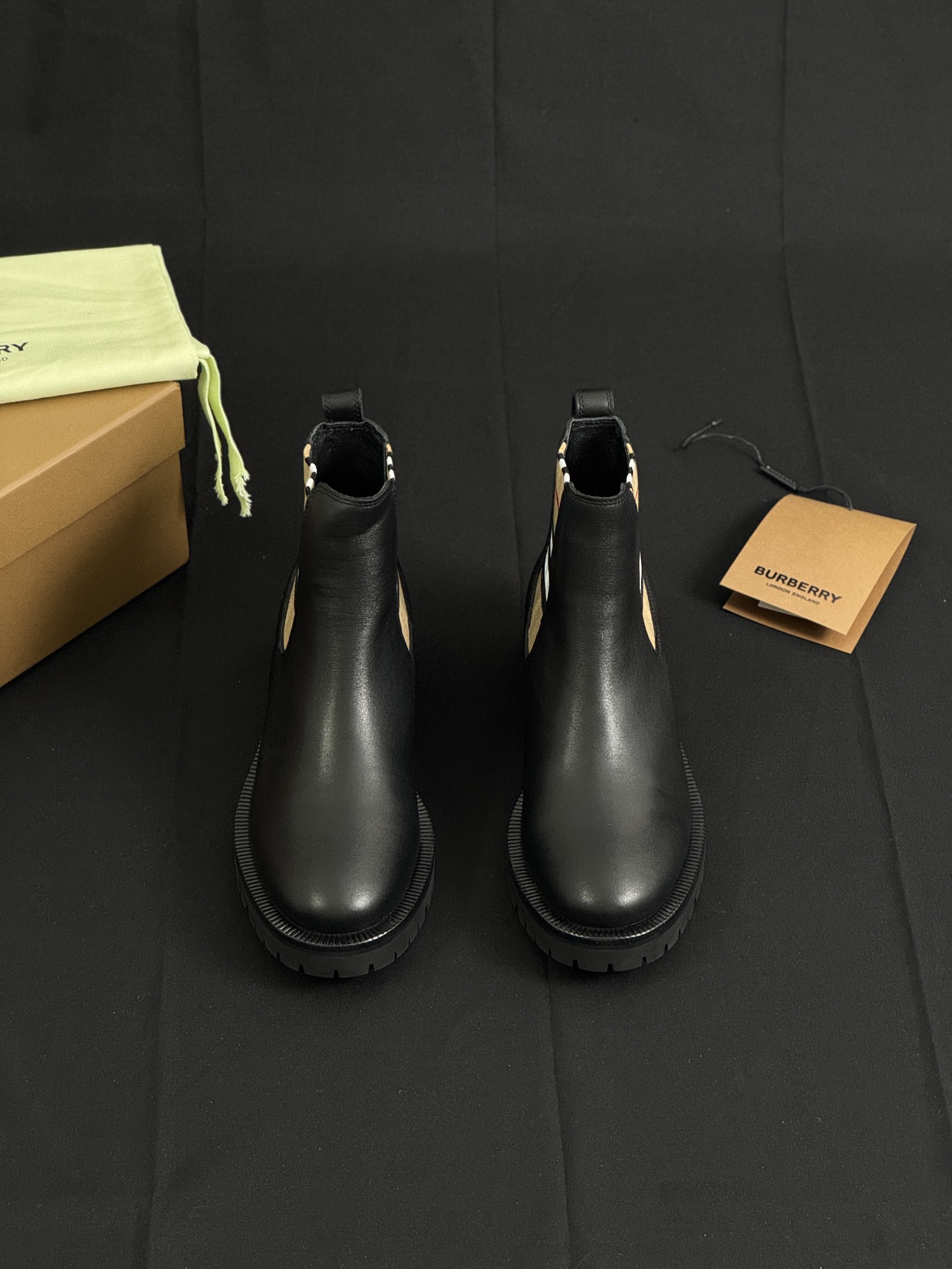 NO:646797,The top-quality BURBERRY channel in Dongguan is the only product, one-step versatile Chelsea motorcycle boots. The calfskin fabric is spliced ​​with the latest plaid and high elasticity. The lining/foot pads are sheepskin, breathable and comfortable. The outsole is made of original rubber mold and genuine leather welt. Shock-absorbing high-elastic outsole, heel height 3.5cm, tube height 12.5cm!  Original box packaging, size, 35 36 37 38 39 40 A33 P, boots, burberry, boots, cowhide, sheepskin19860909莞产顶级 BURBERRY渠道正单货,一脚蹬百搭切尔西机车靴 面料小牛皮拼接最新格子高弹力松紧 内里/垫脚羊皮透气舒适 大底原厂橡胶模具真皮沿条 减震高弹大底,跟高3.5cm,筒高12.5cm！ 原盒包装,尺码,35 36 37 38 39 40 A33 P,靴子,burberry,boots,cowhide,sheepskin,Women's Shoes