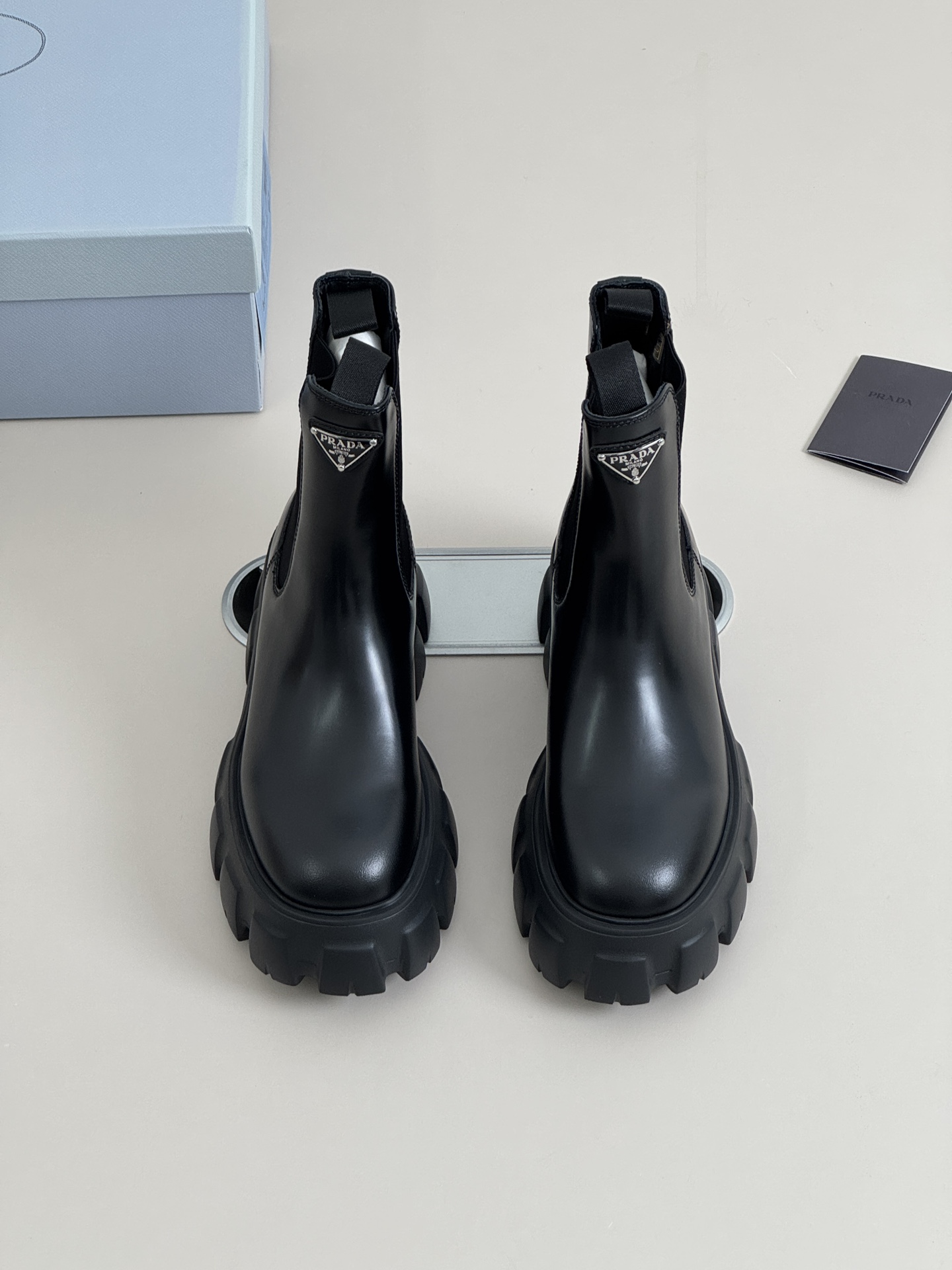 NO:647654,Guangdong purchasing agent PD new thick-soled saw gear triangular logo Chelsea boots!  Good-looking shoes will be released every year, classic collector's editions, prada, and factory-sourced products. Please be careful about the quality!  Enter with your eyes closed!  Classic black short boots, Chelsea design style, a style that everyone can control, full of retro European and American literary style, suitable for all ages, suitable for various occasions, high-end, luxurious and fashionable, handsome on the feet, can be worn with any combination to be the focus of fashion trends, versatile!  Imported open edge beads on the upper, sheepskin lining, lightweight EVA foam outsole, heel height about 6cm, tube height about 15cm, size 35/36/37/38/39/40, boots, prada, boots, sheepskin19860909莞产代购级 PD新款厚底锯齿轮三角标切尔西靴！ 好穿的鞋子年年都会出,经典中的珍藏版,prada,代工厂渠道货,品质请放100个心！闭着眼睛入！ 经典黑色短靴,切尔西的设计风,人人都能驾驭的款式,复古欧美文艺范儿十足,适合各种年龄段,适合各种场合穿,高端大气奢华时尚,上脚帅气十足,随意搭配都能穿出时尚潮流的焦点,百搭王！ 鞋面进口开边珠,内里羊皮 轻质EVA发泡大底 跟高约6cm,筒高约15cm 尺码 35/36/37/38/39/40,靴子,prada,boots,sheepskin,Women's Shoes