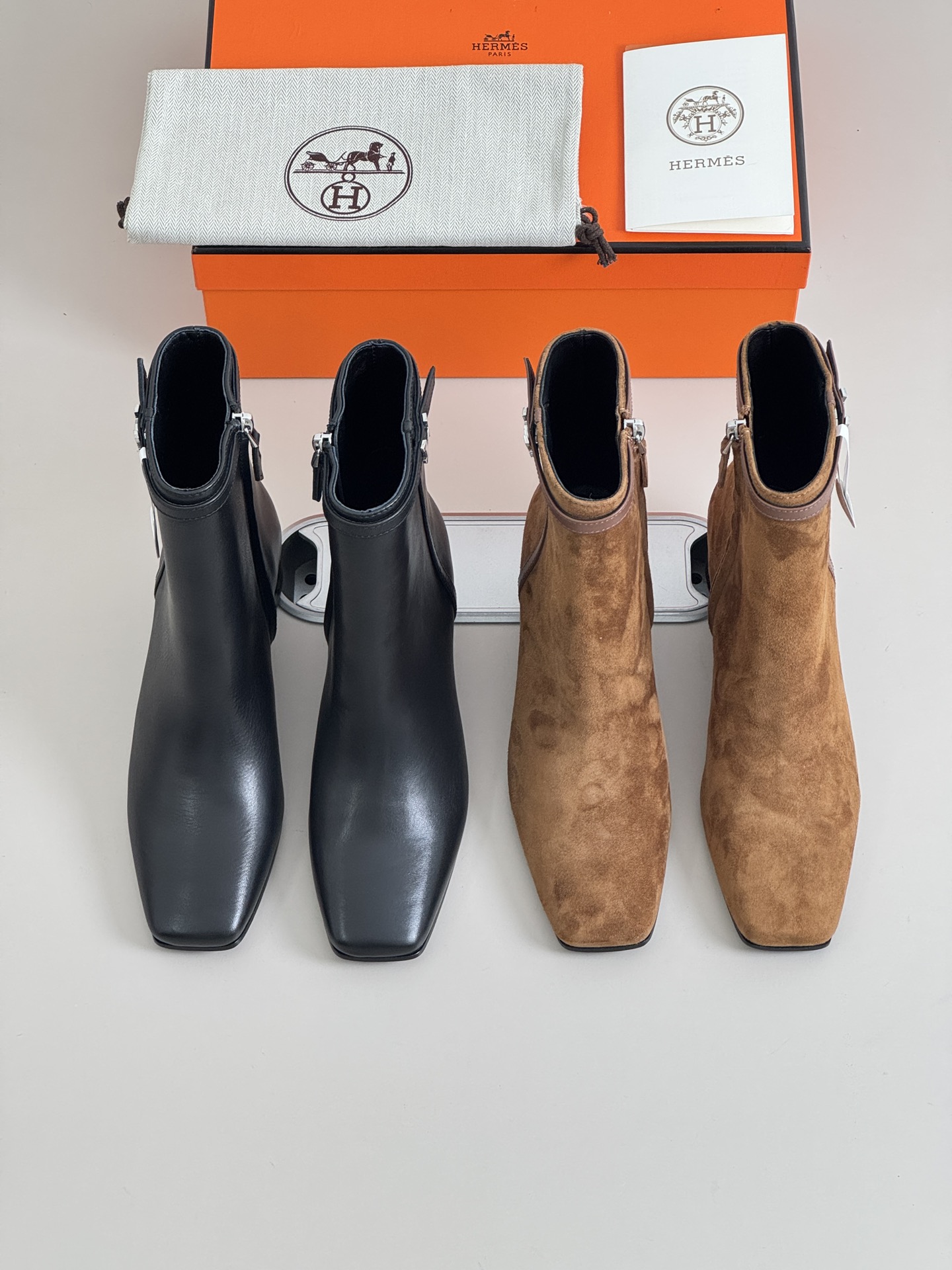 NO:680218,Hermes new style thick heel square toe inner zipper boots, made in Dongguan with high quality, purchased from Z, top original quality, the highest version on the market!  The whole pair of boots are very comfortable on the feet. When paired with skirts and trousers, they are first-class. They make you look taller, slimmer, more elegant, fashionable, versatile, simple and elegant. You can immediately wear them with a proper lady's casual style. The style is suitable for a wide range of age groups.  The upper is made of imported nappa cowhide, the lining is cowhide, the foot pads are mixed sheepskin, and the original molded outsole. You get what you pay for, real materials, no matter the leather, last shape, sole, or craftsmanship, they are all consistent with Z. Selected calfskin/sheep suede high-heeled ankle boots, the fabric reveals a warm luster, and the high-quality cowhide lining creates a strong boot shape. Paired with mini palladium-plated Aris shoe buckles, they shine with a low-key and luxurious light!  The side zipper is cleverly integrated to preserve the overall aesthetics. The heel of about 5 cm shows feminine charm. The full leather outsole creates a fashionable retro look. The heel height is about 5 cm, the barrel height is about 14 cm, and the sole is a high version of the H full leather outsole. [Be careful not to step directly on the ground when trying it on!  ] Size 35-40, color black leather/brown sheep, original box packaging!  ,boots,hermes,hermes,boots,skirts,cowhide,sheepskin,sheep,Leather soles19860909Hermes 爱马仕家新款爱粗跟方头内侧拉链靴,莞产高品质 Z购入,顶级原单品质,市面最高版本！ 整双靴子上脚灰常舒适,搭配裙子,裤子都是一流,显高显瘦 显气质 优雅时尚 百搭 简单大气 上脚立马穿出妥妥的贵妇休闲风. 款式适合的年龄段跨度灰常大, 鞋面进口头层纳帕牛皮,内里牛皮,垫脚混种羊皮,原版开模大底.一分钱一分货,真材实料,无论是皮料、楦型、鞋底、工艺,都跟Z一致 精选小牛皮/羊猄皮高跟及踝靴,面料透露温润光泽,上乘的牛皮内里塑造坚挺靴型. 搭配迷你镀钯aris鞋扣闪耀低调而奢华光芒！巧妙融入侧拉链保留整体美观性,约5厘米后跟展现女性魅力,全真皮大底打造时尚复古造型. 跟高约5厘米, 筒高约14厘米, 鞋底高版H全真皮大底,【注意试穿不要直接踩地！】 尺码35-40 颜色黑色皮面 /棕色羊猄 ,原盒包装！,靴子,hermes,hermes,boots,skirts,cowhide,sheepskin,sheep,Leather soles,Women's Shoes