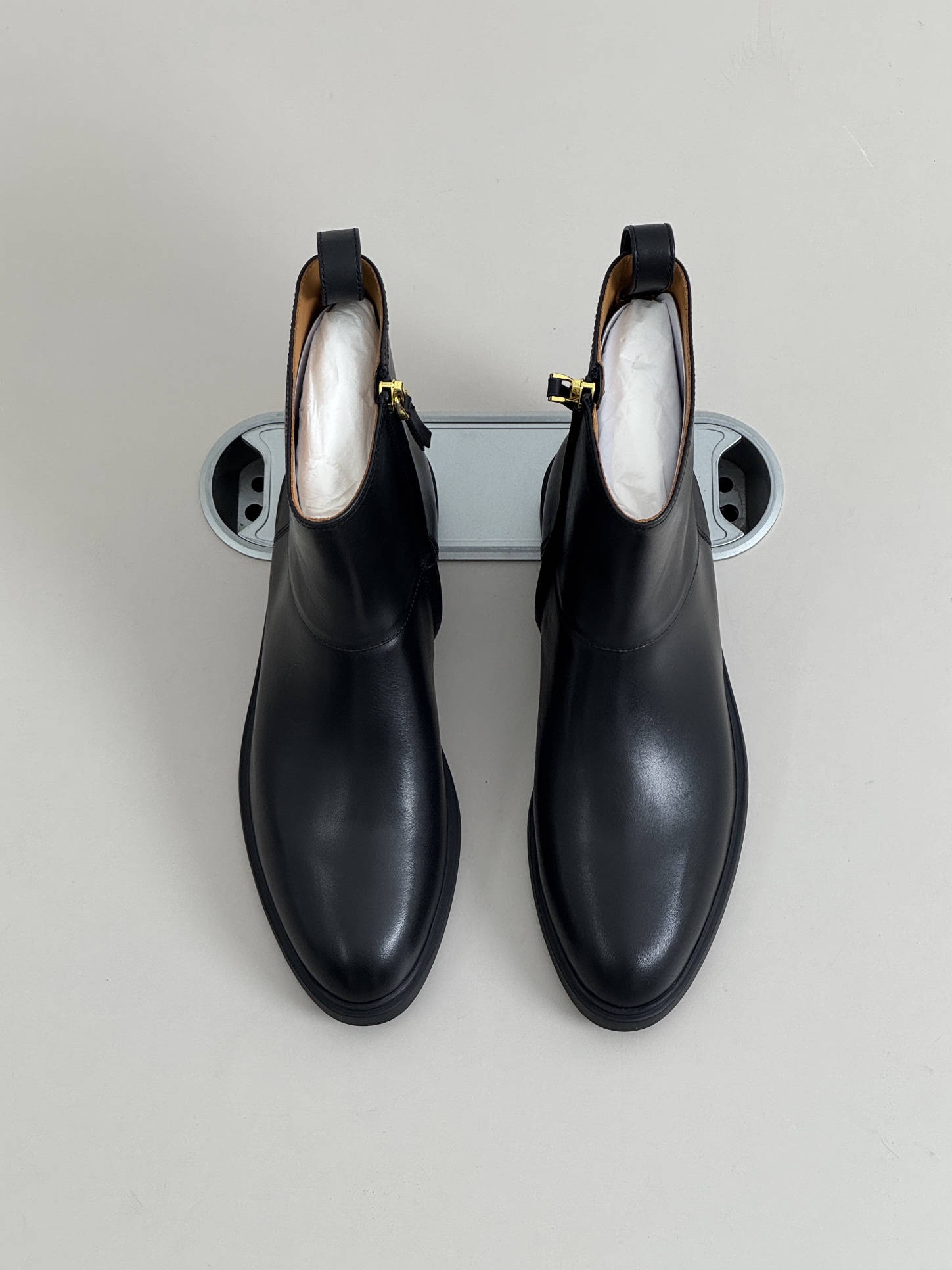 NO:647647,The 1:1 replica version of the new LP Chelsea boots made in Guangzhou is finally here!  LoroPiana19, a century-old Italian brand, was founded to focus on top-quality fabrics. Chelsea's hand-made products are of overwhelming quality. Low-key luxury is loved by knowledgeable people. The details of the original mold are perfectly restored, and the quality is not discounted at a fraction of the price at the counter.  The upper is made of imported calfskin - a touchable high-grade texture, as soft as the second skin. Impeccable quality and luxurious materials are the pride of the LoroPiana brand, and these calfskin leather boots happen to be both in one, which is impressive~ After you buy their shoes, many brands of shoes will not want to wear them. This is the evaluation of people who have worn this shoe. Wearing it for a day will not tire your feet or chafe your feet. This is because of the strict requirements on the material, so you have such a good feeling. Loro  Piana's 'Kilda' ankle boots are crafted in Italy from leather that becomes softer and glossier over time. Based on classic riding boots, they feature a patchwork design, lug straps and tonal soles. Wear them with cropped bottoms to show off the eye-catching gold hardware. The thick-soled design is sturdy enough to keep your feet tired after a day of shopping.  But it can give you supermodel proportions instantly. Small girls can directly activate the 'leg essence mode' when wearing it, especially when worn with short skirts and bare legs, the visual effect will be full - all the long, thin and straight legs in the mirror!  While you secretly increase your height, your casual and uninhibited sense of fashion also soars. It is simply a height-increasing magic weapon tailor-made for urban cool girls. The inside of the shoes is made of cowhide. The psoriasis texture is particularly soft and strong, has excellent breathability, and is extremely durable. We use a pure natural water-dyeing process, which does not contain heavy metals at all. It is environmentally friendly and skin-friendly, and feels as comfortable as goose velvet. You must feel it with your own hands when you get it!  The sweat absorption and comfort of cowhide are better than other leathers, so many big brands love to use it to make high-end leather goods. Wearing it will immediately improve your quality. We also thoughtfully add imported latex pads to the soles, which are soft and supportive, and are super comfortable to wear barefoot. You don’t have to worry about grinding your feet. You can clearly feel the shock absorption effect when walking, especially for foot protection. The original private mold rubber outsole is super wear-resistant, and the textures and letters on the soles are particularly clear.  The workmanship is fine and the texture feels first-class. Material introduction: The fabric is soft and textured imported calfskin, the lining is cowhide, the outsole is original non-slip rubber outsole, the size is 35-39, [40 customization is not returnable!  】, genuine size, original packaging!  ,boots,loro piana,loro piana,boots,skirts,cowhide19860909莞产代购级别 LP新款切尔西靴1:1复刻版终于来了！ 意大利百年老字号LoroPiana19创立专注顶级面料,切尔西纯手工打造质感爆棚,低调奢华懂行的都爱,原版开模细节完美还原,专柜零头价品质不打折 鞋面采用进口小牛皮——摸得到的高级质感,柔软得像第二层皮肤,无可挑剔的品质和奢华的材质是LoroPiana品牌的骄傲,而这款小牛皮面革靴子恰好集两者于一身,令人印象深刻～当你买过它家的鞋子后,很多牌子的鞋子都不想穿了,这是穿过这款鞋的人对其的评价,穿一天不会累脚也不会磨脚,这就是对材质的要求苛刻,才会有这般美好的感觉 Loro Piana 这双“Kilda”踝靴以皮革于意大利精制而成,皮料会随着穿着次数的增加变得愈发柔软有光泽.它脱胎自经典马靴,采用拼接设计,配有提耳袢带与同色鞋底.不妨配搭露踝下装,大方秀出抢眼的金色五金. 厚底设计稳如磐石,逛街暴走一整天都不累脚, 却能让你瞬间拥有超模比例.小个子女生穿上直接开启'腿精模式', 特别是搭配短裙光腿穿时,视觉效果直接拉满——镜子里全是又细又直的大长腿！ 偷偷增高的同时,那种随性不羁的时髦感也跟着飙升,简直就是为都市酷女孩量身定制的增高法宝. 鞋子内里采用牛皮. 牛皮癣质地特别柔软又结实,透气性超好,还特别耐穿. 我们用的是纯天然水染工艺,完全不含重金属, 既环保又亲肤,摸起来像鹅绒一样舒服,你拿到手一定要亲手感受下！ 牛皮的吸汗性和舒适度都完胜其他皮质,所以很多大牌都爱用它做高档皮具, 穿上身立马提升档次.我们还贴心地在鞋底加了进口乳胶垫, 软弹有支撑,光脚穿也超舒服, 完全不用担心磨脚.走路时能明显感受到减震效果,特别护脚. 原版私模橡胶大底超级耐磨,鞋底的纹路和字母刻得特别清晰, 做工精细,摸起来质感一流. 材质介绍 面料柔软有质感的进口小牛皮 内里牛皮 大底原版防滑橡胶大底 码数35—39码,【40订做不退换！】, 正码,原包装！,靴子,loro piana,loro piana,boots,skirts,cowhide,Women's Shoes