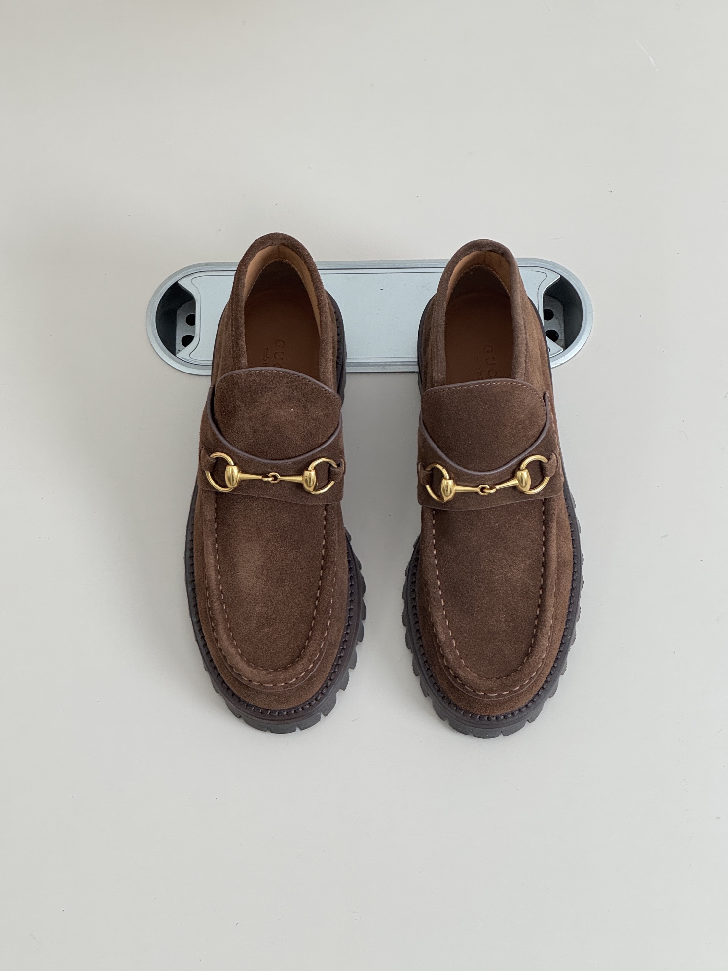 NO:647623,Guangdong purchasing agent GUCCI Gucci's latest autumn and winter horsebit bare boots catwalk style Gucci new autumn and winter sneakers. This high-top shoe adopts a unique silhouette design and is cleverly integrated into the engraved brand style, showing its unique craftsmanship. The craftsmanship incorporates brand logo details such as interlocking double C accessories and GucC lettering, a low-key tribute to the brand's design heritage. Abrasive non-slip outsoles, inlays and embossed soles inject a touch of modern flavor into the entire design.  The plain surface is particularly easy to match, simple and low-key, focusing on a minimalist style, and the color is really clean and high-end. This sneaker feels very comfortable. Compared with the old sneakers, it feels more comfortable on the foot, and the wrapping feeling is not so tight. The imported calfskin high silk smooth surface and the interlocking style are not too good-looking, and the imported sheepskin inside  Size 35/36/37/38/39, loafers, gucci, loafers, boots, cowhide, sheepskin19860909莞产代购级 GUCCI 古琦最新秋冬马衔扣裸靴走秀款 Gucci秋冬新款 板鞋 这款高帮鞋采用独特廓形设计,巧妙融入镂品牌风格 尽显别样匠心.匠心融蕴互扣式双C造型配件和GucC字样等品牌标识细节,低调致敬品牌设计传承.磨具防滑外底、镶饰和压花鞋底为整个设计注入一抹现代气息. 素面特别好搭配,简单低调,主打一个极简风,颜色真的是千千净净又高级呀.这款板鞋脚感非常舒适.相比较老款的板鞋它的脚感更舒适,包裹感没有那么紧,进口小牛皮高丝光面搭配互扣式简直不要太好看,内里进口羊皮 尺码35/36/37/38/39,乐福鞋,gucci,loafers,boots,cowhide,sheepskin,Women's Shoes