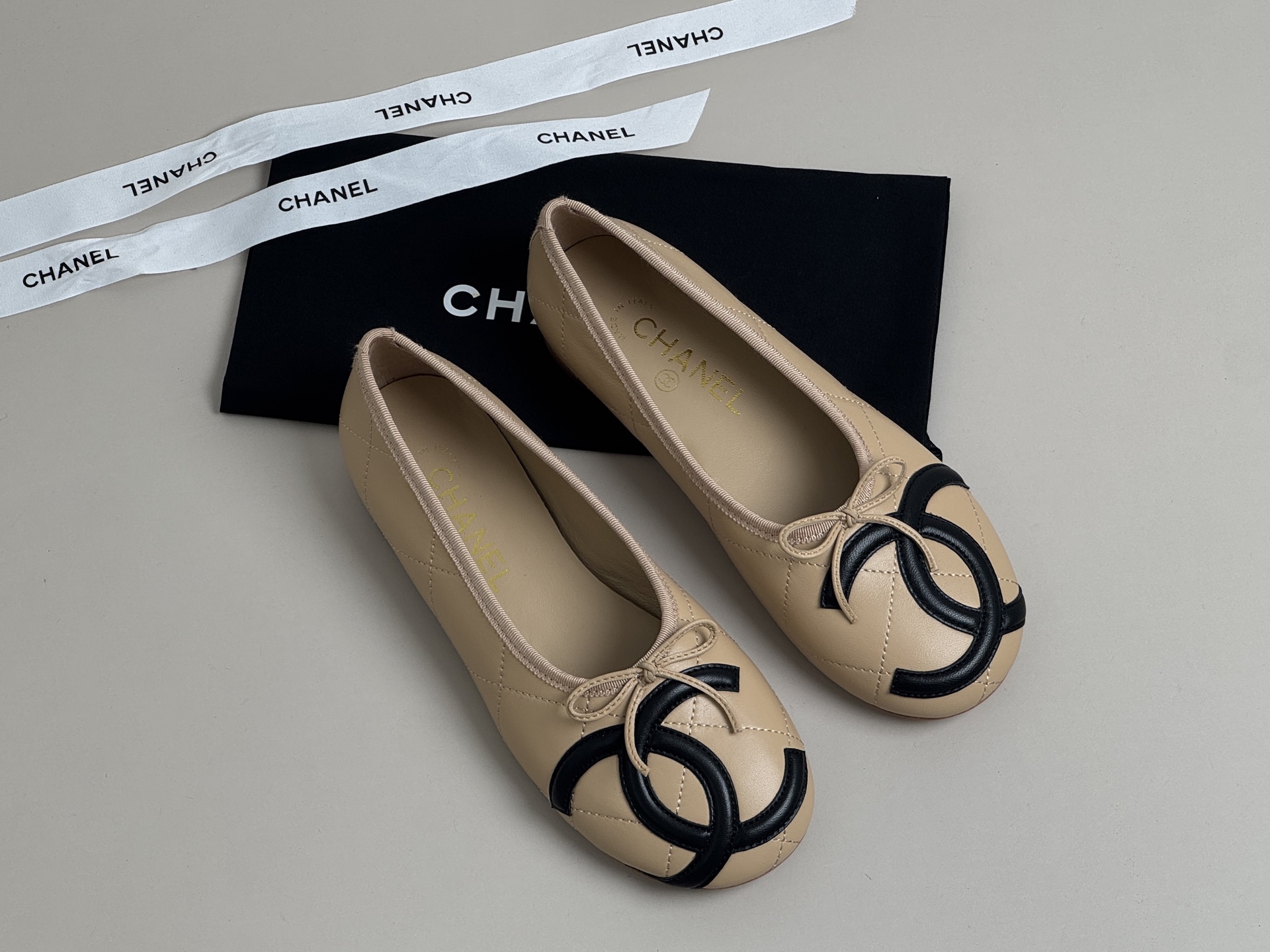 NO:904381,The top version produced in Guangzhou, Chanel classic｜Double C large logo bow ballet flats, French elegant ceiling Chanel classic ballet shoes series｜It has a luxurious atmosphere. Iconic oversized double C Logo, instantly recognizable. Diamond-like fine leather + exquisite bow on the toe, gentle and noble. Round toe soft sole design, comfortable to wear for a long time without rubbing the feet. Nude color is gentle, black is cool and white is refreshing.  Available in three colors, versatile for commuting/dating/daily use. The soft-soled design is comfortable to wear all day long. The three colors are nude | black | white. Looks great with skirts and jeans. Versatile for daily commuting/dating/shopping. A must-have for exquisite girls' shoe cabinets ~ Lambskin upper + diamond electric show craftsmanship. Genuine leather outsole + MADEINITALY + steel stamping  Lining & foot pads are made of full-grain lambskin lining, which is sweat-absorbent and breathable, feels soft and waxy, and will not wear your feet after long-term wear. Size 35-40, single shoes, chanel, chanel, flats, skirts, jeans, sheepskin, Leather soles19860909莞产顶级版本 香奈儿经典｜双C大Logo蝴蝶结芭蕾平底鞋,法式优雅天花板 Chanel经典芭蕾鞋系列｜自带豪门氛围感 标志性超大双C Logo,辨识度直接拉满 菱格细腻真皮+鞋头精致蝴蝶结,温柔显贵 圆头软底设计,久穿舒适不磨脚 裸色温柔、黑色酷飒、白色清爽 三色全配色现货,通勤/约会/日常百搭 软底设计暴走一天都舒服 裸色｜黑色｜白色三色闭眼入 搭裙子、牛仔裤都巨好看 日常通勤/约会/逛街,百搭不出错 精致女孩鞋柜必入款～ 鞋面小羊皮+菱格电秀工艺 大底真皮大底+MADEINITALY+钢印 内里&垫脚全粒面小羊皮内里,吸汗透气,脚感软糯,久穿不磨脚 尺码35-40,单鞋,chanel,chanel,flats,skirts,jeans,sheepskin,Leather soles,Women's Shoes