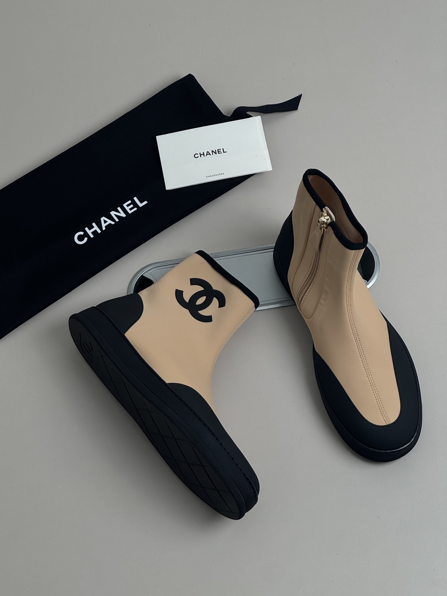 NO:904404,The top version produced in Guangzhou, Chanel 26M Coco Beach Boots. Chanel 26M Coco Beach Boots, black elastic fabric + white double C Logo, highly recognizable!  The thick sole design quietly increases the height, making walking stable. The elastic boot shaft fits the ankle, making it slim and comfortable. The leather lining makes it easy to control for daily commuting and leisure. You can match it with jeans and skirts, making it fashionable and practical!  The Coco Beach series focuses on vacation style, relaxed and casual, and is very suitable for you who pursue fashion~ The upper material is imported Lycra fabric + silicone combination, the lining is imported sheepskin lining, the outsole is TU+ stitching, the size is 35---40, boots, chanel, boots, skirts, jeans, sheepskin19860909莞产顶级版本 香奈儿26M Coco Beach短靴 香奈儿26M Coco Beach短靴,黑色弹力面料+白色双C Logo,辨识度超高！ 厚底设计悄悄增高,走路稳稳哒,弹力靴筒贴合脚踝,显瘦又舒适 内里皮质,日常通勤、休闲都能轻松驾驭,牛仔裤、裙装随心搭配,时尚实用两不误！ Coco Beach系列主打度假风,轻松休闲,超适合追求时髦的你～ 鞋面材质进口莱卡布料+硅胶组合 内里进口羊皮内里 大底TU+车线 码数35---40,靴子,chanel,boots,skirts,jeans,sheepskin,Women's Shoes