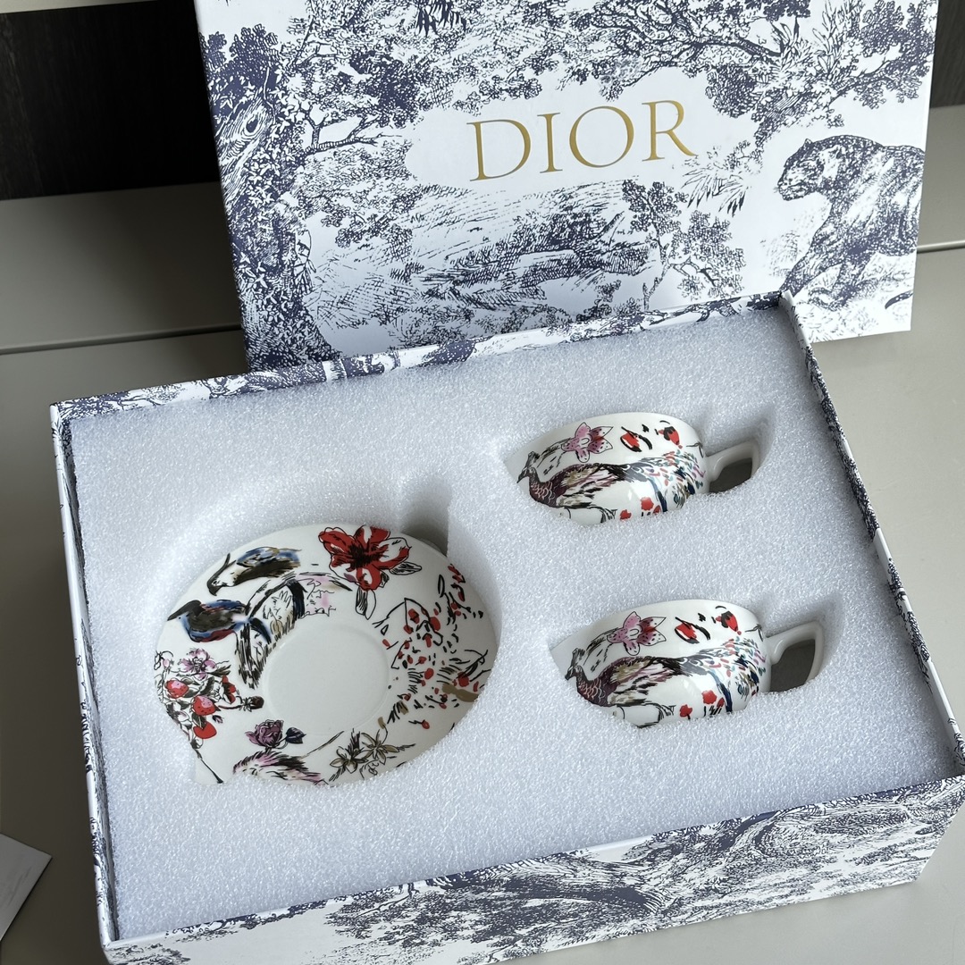 Dior item