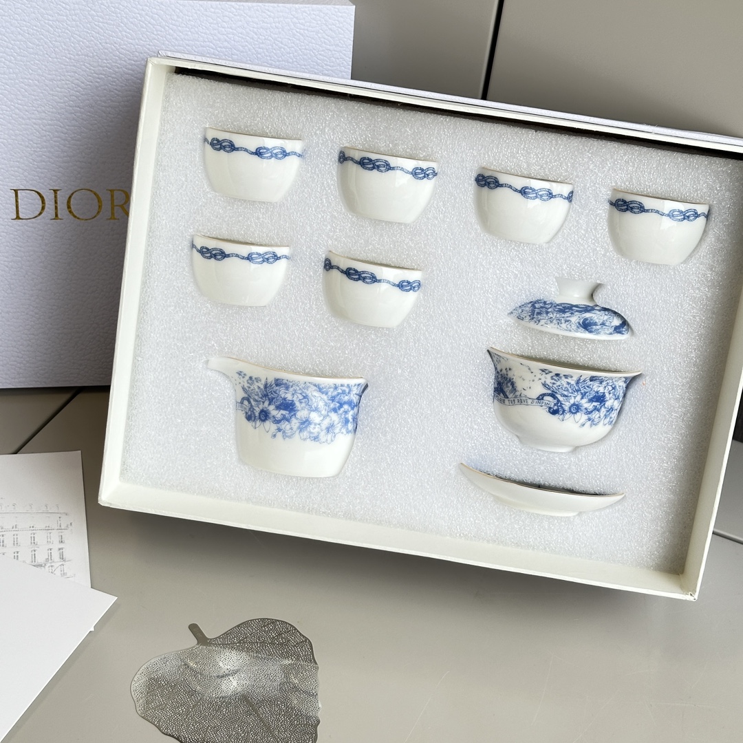 DIOR迪奥圣诞系列蓝色无限梦境幸运星茶具套装,无限梦境系列是意大利艺术家彼得罗•鲁福以C先生钟爱的幸运星符号为主 2