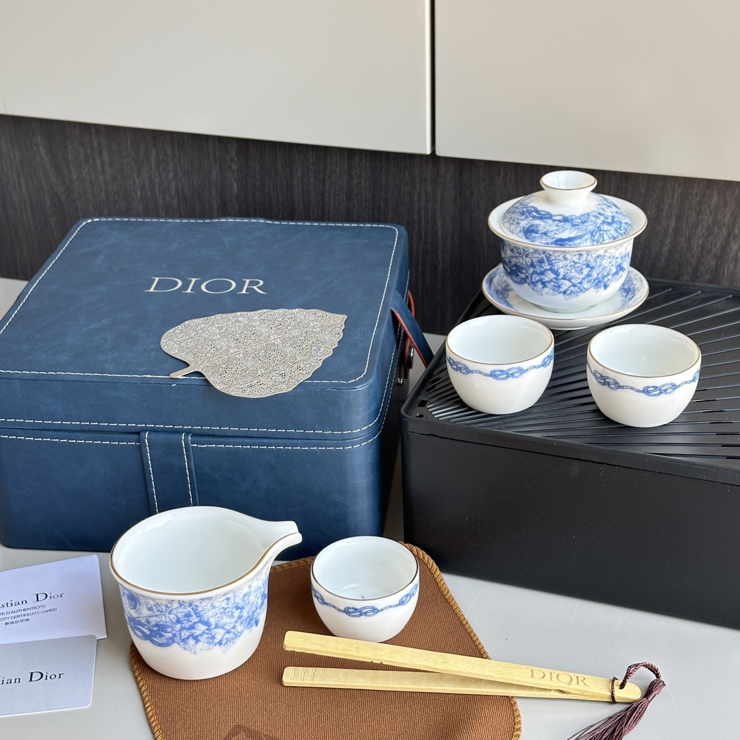 The motif is inspired by the DIOR *Rêve d'Infini* series designed by - Comprehensive 6
