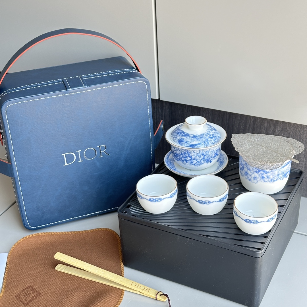 The motif is inspired by the DIOR *Rêve d'Infini* series designed by - Comprehensive 8