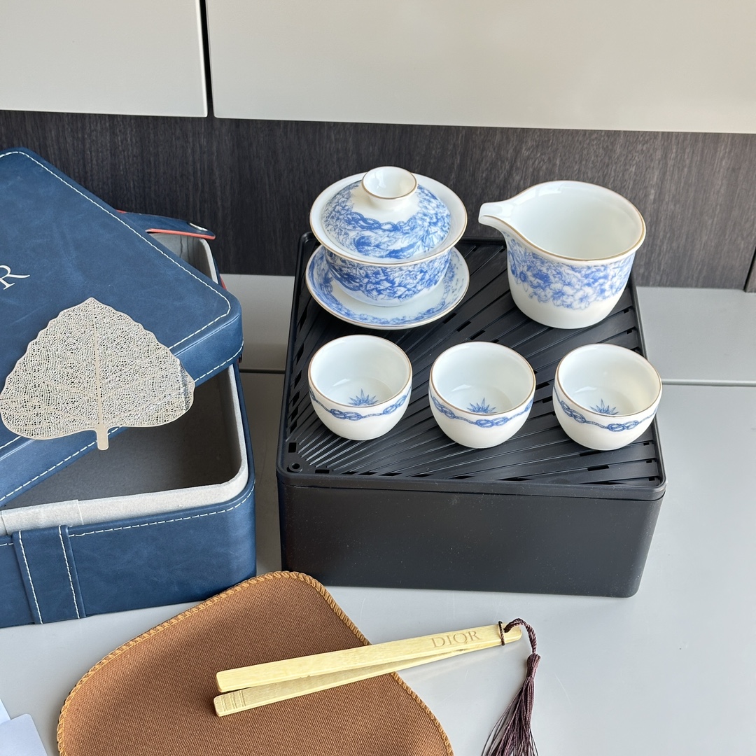 The motif is inspired by the DIOR *Rêve d'Infini* series designed by - Comprehensive 3