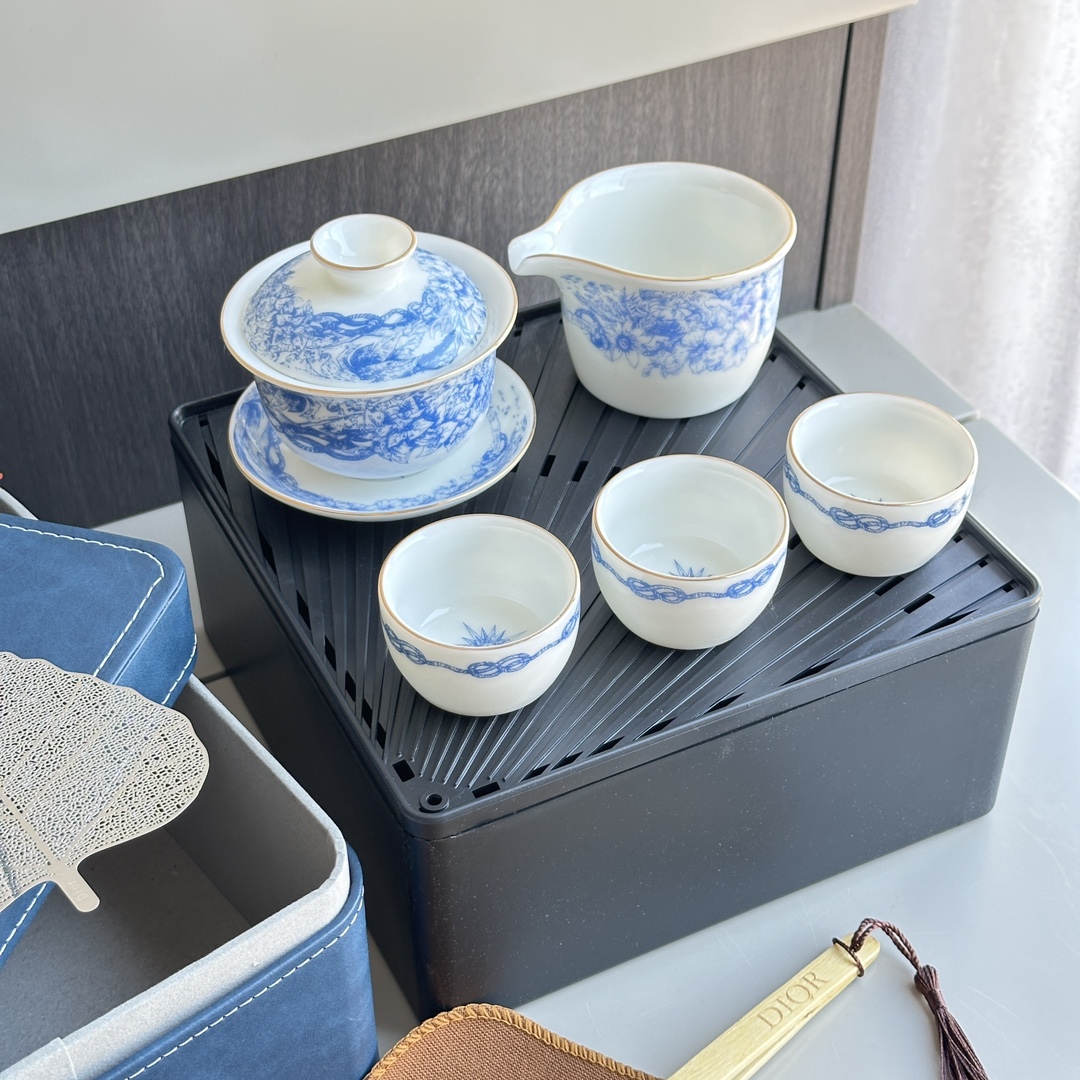 The motif is inspired by the DIOR *Rêve d'Infini* series designed by - Comprehensive 4