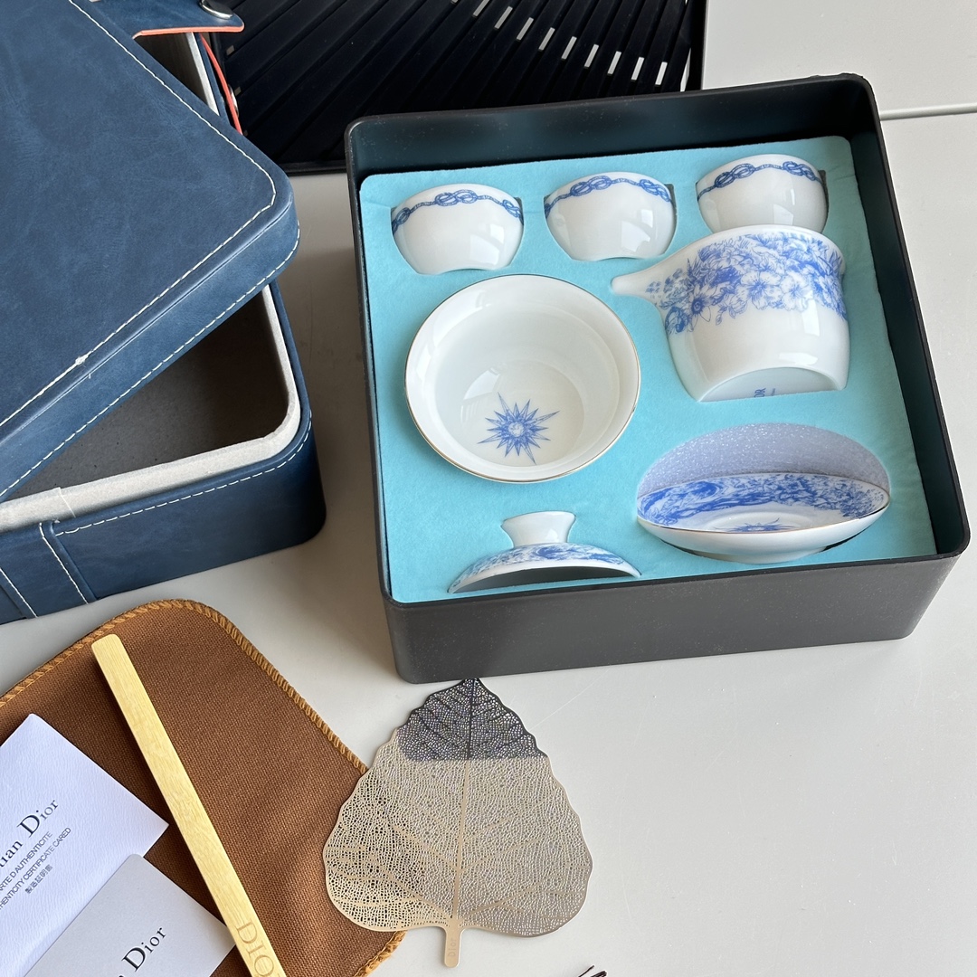 The motif is inspired by the DIOR *Rêve d'Infini* series designed by - Comprehensive