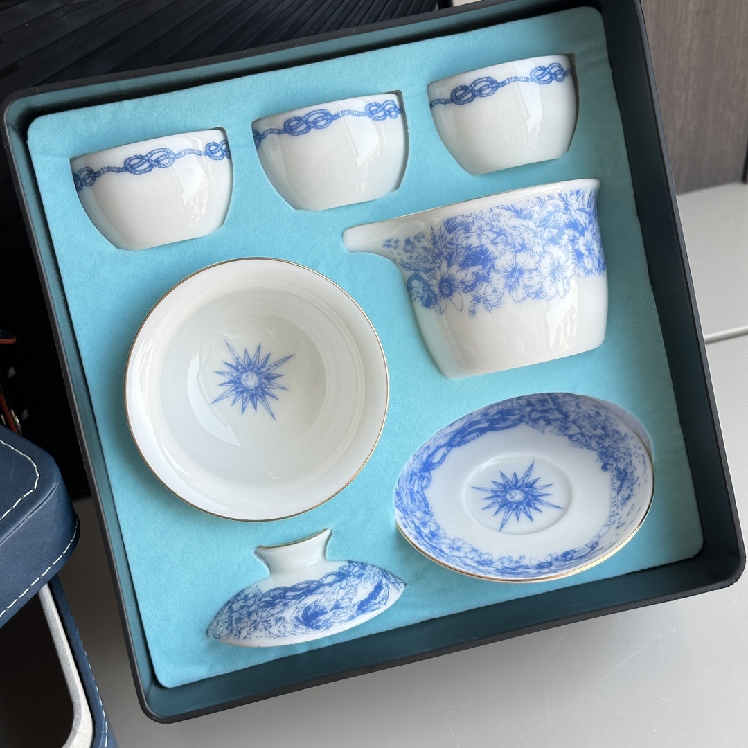 The motif is inspired by the DIOR *Rêve d'Infini* series designed by - Comprehensive 2