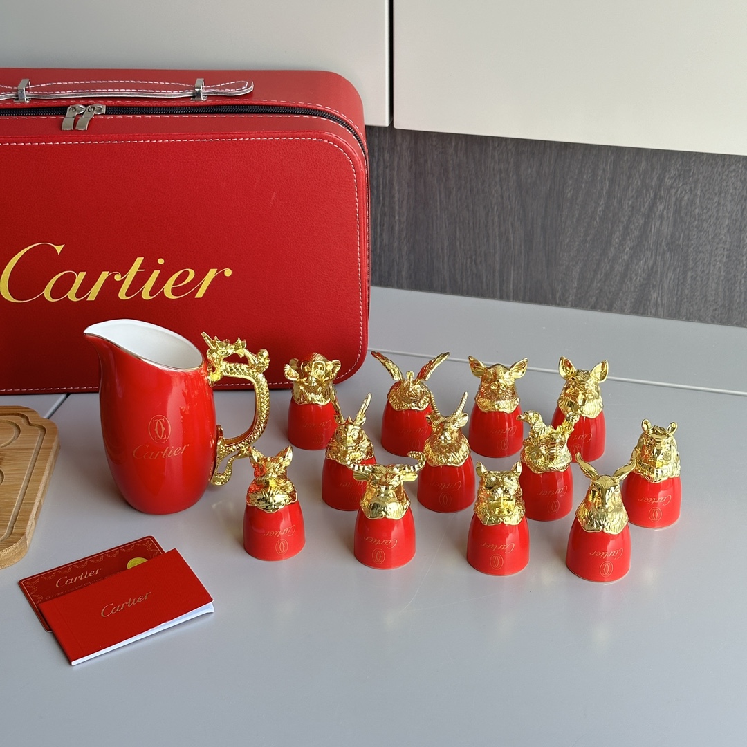 卡地亚Cartier推出新年巨献十二生肖白酒杯套装,采用十二生肖创意设计,陶瓷与合金相互结合,既是一款可使用的白酒杯,也是一款很别致的装饰品 6