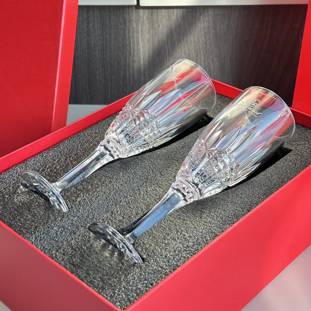 The Baccarat embossed cut-crystal stemmed glass is crafted from high-str - Comprehensive 4