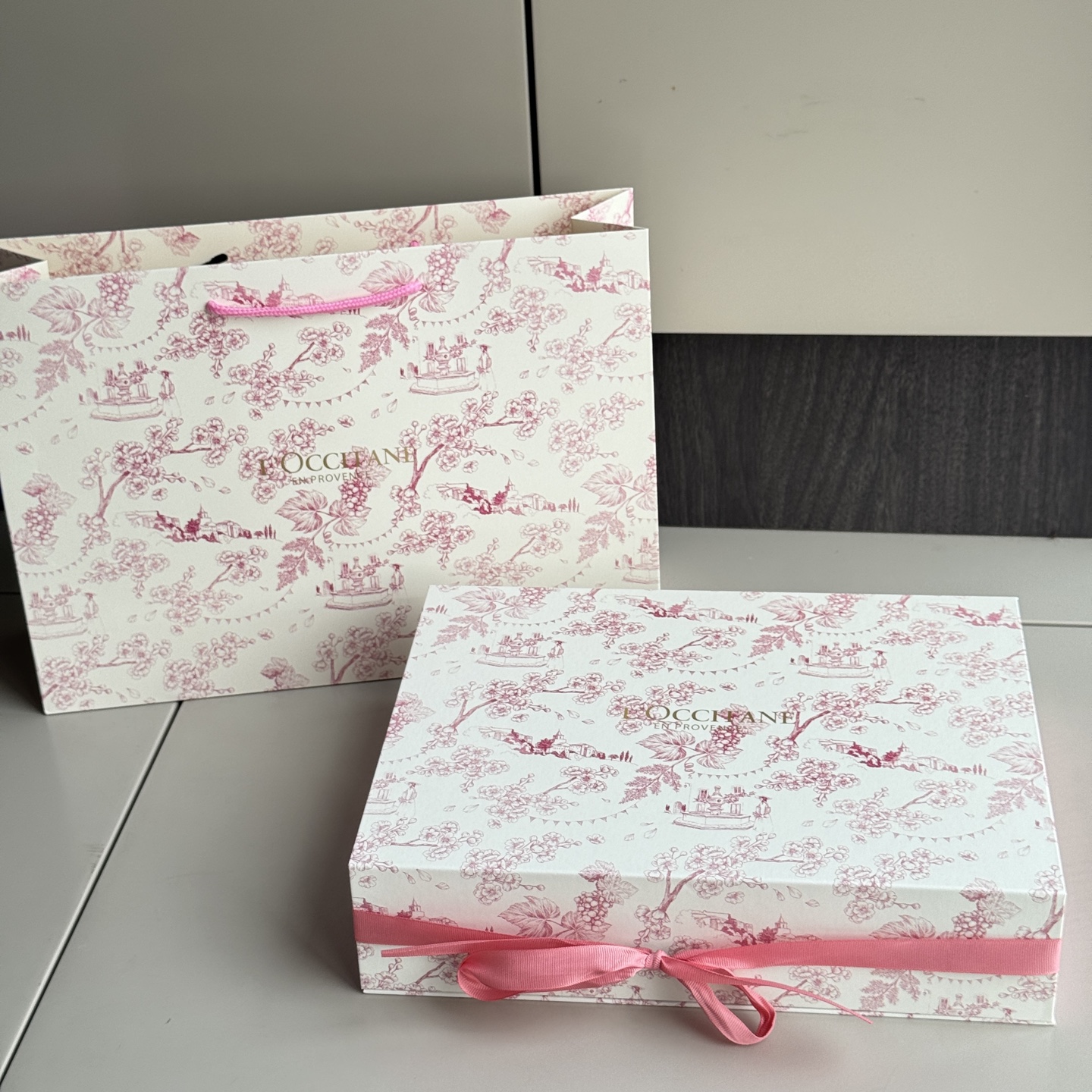 NO:811184,Who can refuse to pack a whole sea of spring cherry blossoms into a gift box? L'Occitane's dreamy cherry blossom four-piece set is full of romance from the inside to the outside. The pink and white Provence town print gift box is tied with a soft pink belt and you will be healed the moment you open it.  250ml Sakura Shower Gel is a clear cherry blossom powder liquid with dense and gentle lather. Bathing is like walking under the cherry blossom trees. The sweet fruity fragrance is mixed with soft floral fragrance. The skin is soft and tender after washing, and the fragrance is super long-lasting. 200ml Sakura Body Milk Moisturizing Cream has a texture that dissolves water with just a touch of water. It is absorbed quickly and is not sticky. It has its own pseudo-body fragrance after application. Dry skin can drink enough water directly. Wearing small skirts in spring and summer will no longer worry about the embarrassment of dry skin.  30ml of cherry blossom hand cream is portable and compact and can be carried in your bag. You can sanitize your hands at any time to say goodbye to hangnails and dry lines. The sweet fragrance of cherry blossoms lingers on your fingertips. It comes with a custom-made spoon, which is clean and hygienic to extract milk. After using the whole set, your whole body will be wrapped in the gentle fragrance of cherry blossoms. It is a spring ritual engraved in the DNA ~ It is very suitable for giving to best friends, giving to lovers, and treating yourself. Give them the romance of the whole spring, toiletries, and skirts19860909谁能拒绝把一整个春日樱花海打包进礼盒里啊 欧舒丹这套绮梦樱花四件套,从里到外都写满了浪漫. 粉白交织的普罗旺斯小镇印花礼盒,系上柔粉丝带,拆开的瞬间就被治愈. 250ml樱花沐浴啫喱清透的樱花粉液体,起泡绵密又温和,洗澡像在樱花树下漫步,清甜果香混着柔润花香,洗完皮肤软嫩不拔干,留香超持久 200ml樱花身体乳奶润乳霜质地一抹化水,吸收快不黏腻,涂完自带伪体香,干燥肌直接喝饱水,春夏穿小裙子再也不怕干皮尴尬 30ml樱花护手霜便携小巧揣包里,随时给双手做SA,告别倒刺干纹,樱花甜香萦绕指尖 附赠定制挖勺,取乳干净又卫生,整套用下来,全身都被温柔樱花香包裹,是刻在DNA里的春日仪式感～ 送闺蜜、送爱人、犒劳自己都超合适,把一整个春天的浪漫,都送给TA,洗护用品,skirts,accessory