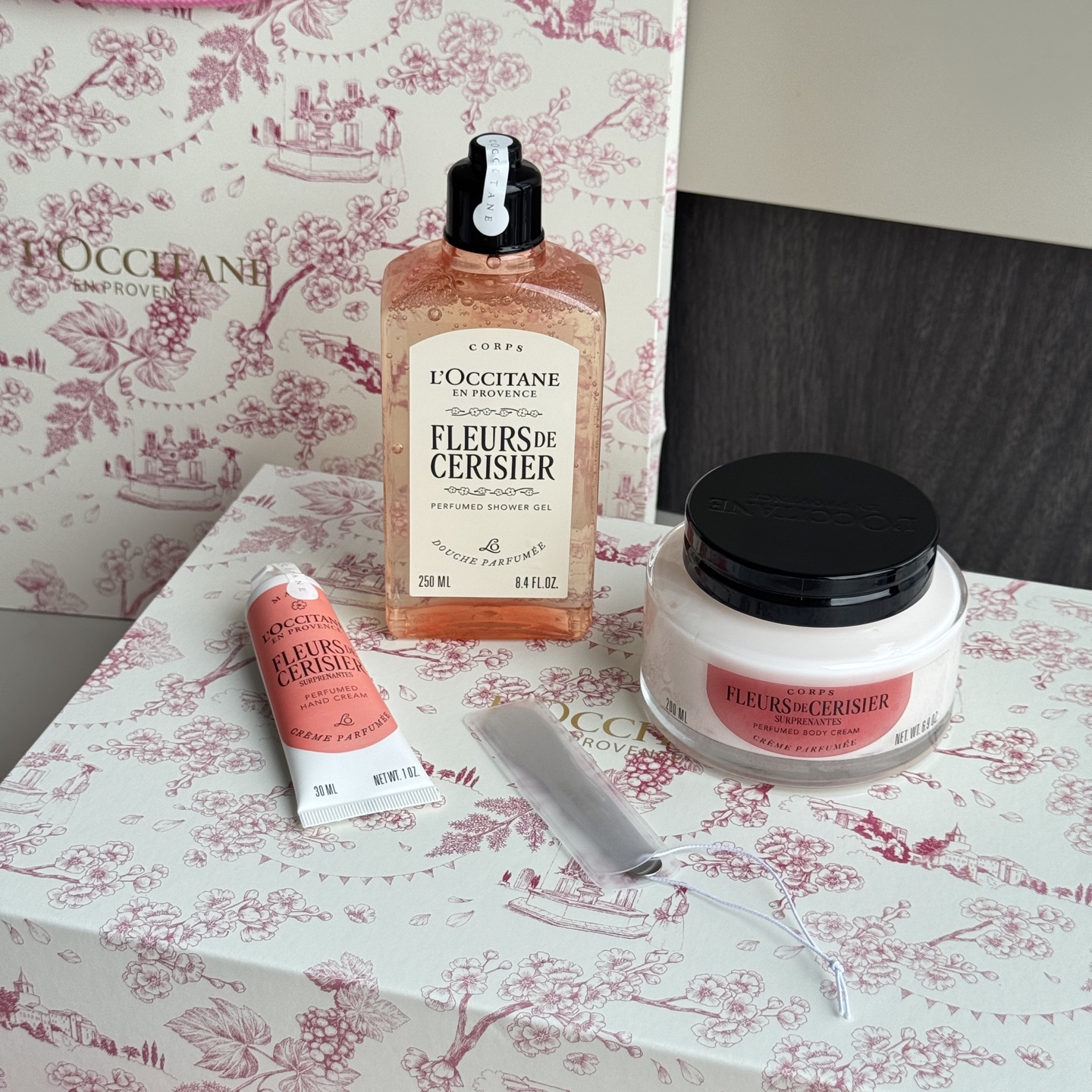 NO:811188,Spring skin care ceiling!  L'Occitane Dream Cherry Blossom four-piece set, sweet cherry blossom fragrance + full body moisturizing, direct rinse for dry skin sisters, toiletries19860909春日护肤天花板！欧舒丹绮梦樱花四件套,清甜樱花香+全身保湿,干皮姐妹直接冲,洗护用品,accessory