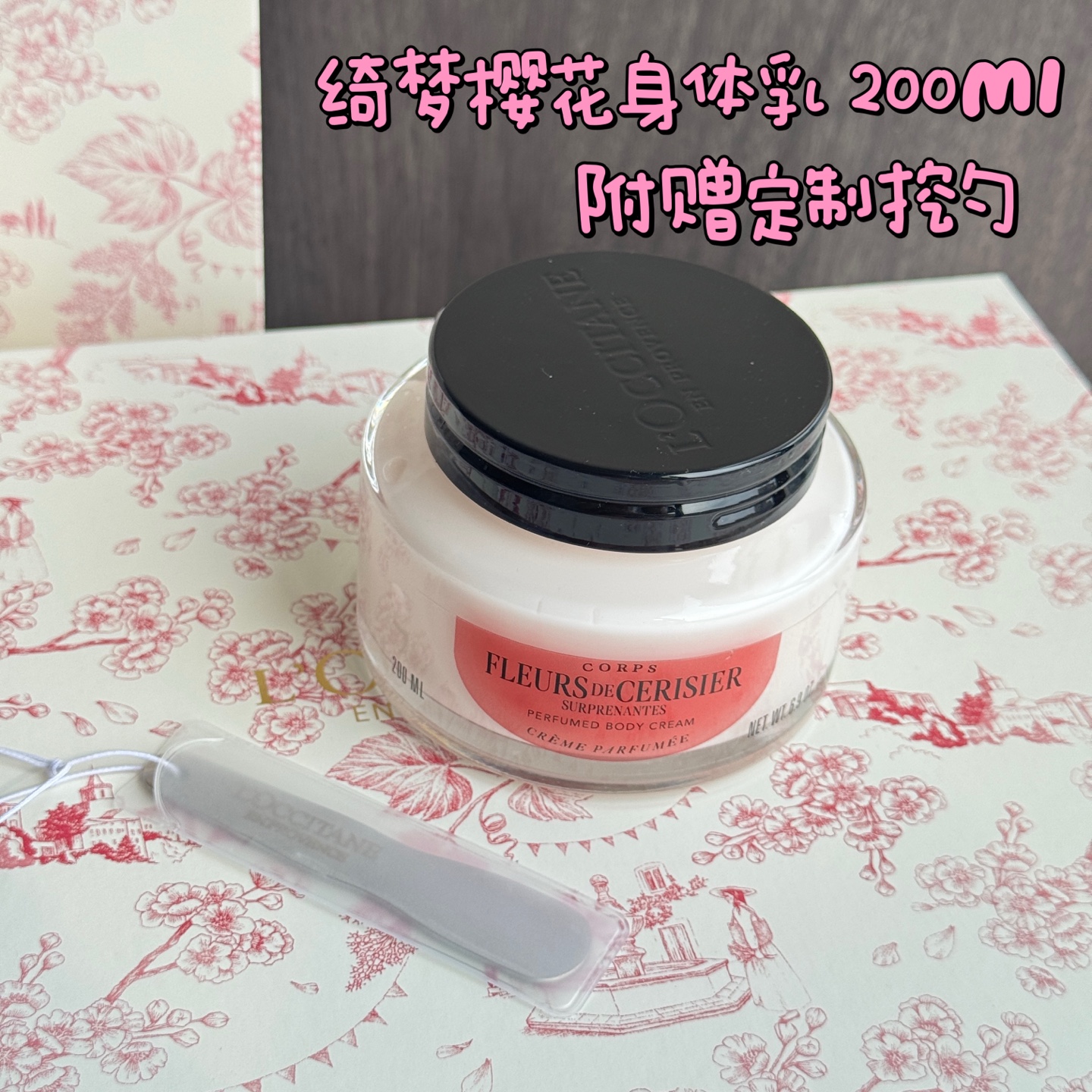 NO:811180,L'Occitane Dream Cherry Blossom Body Lotion 200ml comes with a custom scoop. It has a creamy and dense cream texture that melts water with just one swipe. It absorbs quickly and is refreshing and non-sticky after application. It will not stick to clothes or sheets. The formula is added with natural cherry blossom extract, shea butter and other moisturizing ingredients to deeply nourish the skin, lock in moisture for a long time, and improve dryness, peeling and roughness.  The mild formula is suitable for all skin types, and can be used safely on sensitive skin. It is not stuffy when applied in spring and summer, and it is moisturizing enough when applied in autumn and winter. It is suitable for all year round. With consistent use, the skin will be delicate and smooth, with a moist and shiny feeling. Wearing a small skirt will no longer worry about the embarrassment of dry skin. It comes with a custom-made spoon to take the milk cleanly and hygienicly, avoiding contamination caused by scooping with hands, and enhancing the sense of ritual in use. Toiletries, skirts19860909欧舒丹绮梦樱花身体乳 200ml 附赠定制挖勺 奶润绵密的乳霜质地,一抹化水,吸收速度快,涂完清爽不黏腻,不会粘衣服、粘床单 配方添加天然樱花提取物、乳木果油等保湿成分,深层滋养肌肤,长效锁水,改善干燥、起皮、粗糙 温和配方适配所有肤质,敏感肌也可安心使用,春夏涂不闷,秋冬涂够滋润,全年适用 坚持使用,肌肤细腻光滑,自带水润光泽感,穿小裙子再也不怕干皮尴尬 配套定制挖勺,取乳干净卫生,避免用手挖取造成的污染,提升使用仪式感,洗护用品,skirts,accessory