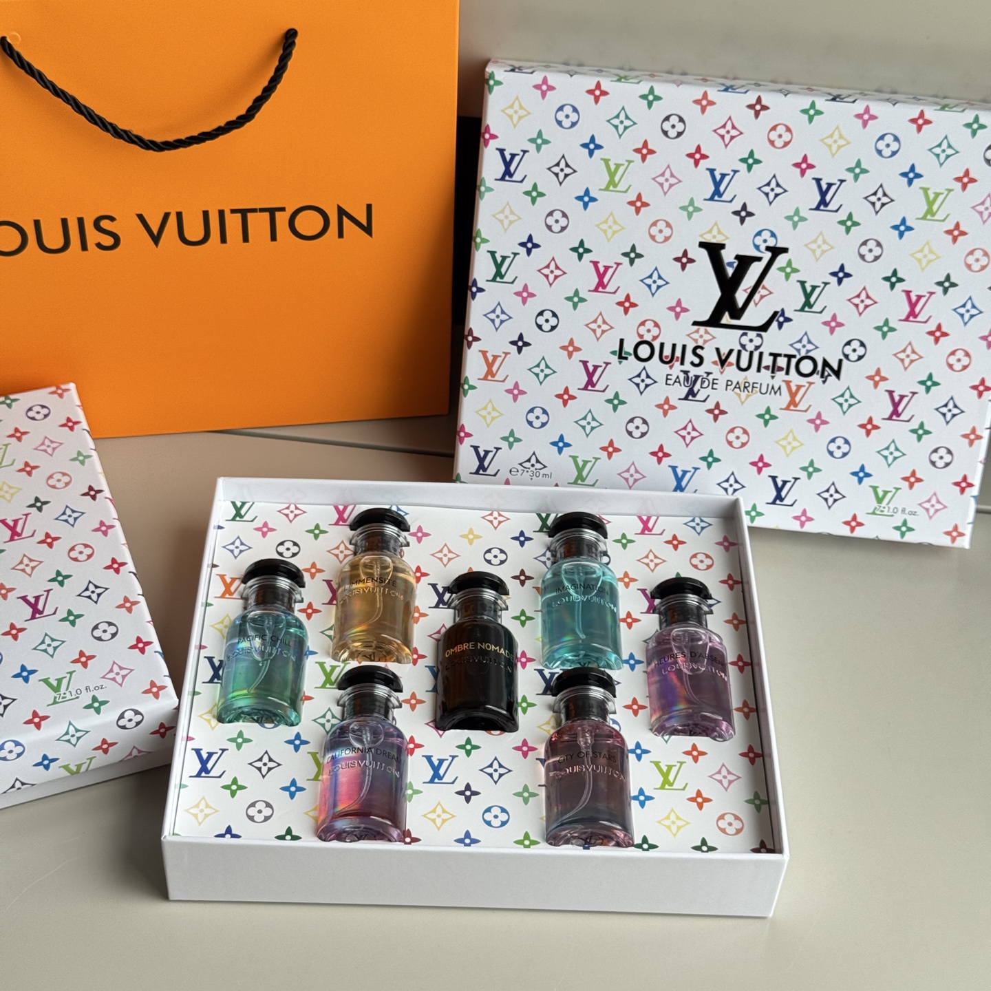NO:879282,I was very impressed by this set of LV Symphony Limited Edition Perfume Gift Box. 30ml*7 large-capacity medium sample gift box, a full set of 7 popular fragrances, all classic flavors at once. City of Stars California Dream Pacific Chill Ombre Nomade Imagination Heures D'Absence L'Immensité Unlimited  Each bottle is 30ml, so say goodbye to the cramped sample size. The colorful presbyopia gift box is paired with the original handbag, and the packaging is exquisite and elegant. The fragrance range covers gentle fruity fragrance, cool woody tone, and calm and fuzzy fragrance, which is suitable for daily commuting and casual dating. Keep it for yourself to experience the full set of fragrances, and give decent and high-end gifts. It is very suitable for personal use or holiday gifts. Perfume, Louis Vuitton19860909被这套LV幻彩限定香水礼盒狠狠拿捏了. 30ml*7大容量中样礼盒 全套7款热门香型,一次集齐经典味道. City of Stars 星之城市 California Dream 加州梦 Pacific Chill 悠然海岸 Ombre Nomade 流浪幽灵 Imagination 思扬 Heures D'Absence 逸时 L'Immensité 无限 每瓶足足30ml,告别小样用量局促.幻彩老花礼盒搭配原版手提袋,包装精致大气.香型涵盖温柔果香、清冷木质调、沉稳馥奇香,日常通勤、休闲约会全都适配.自留体验全套香氛,送礼体面高级,不管是自用品鉴还是节日送礼都十分合适.,香水,louis vuitton,accessory