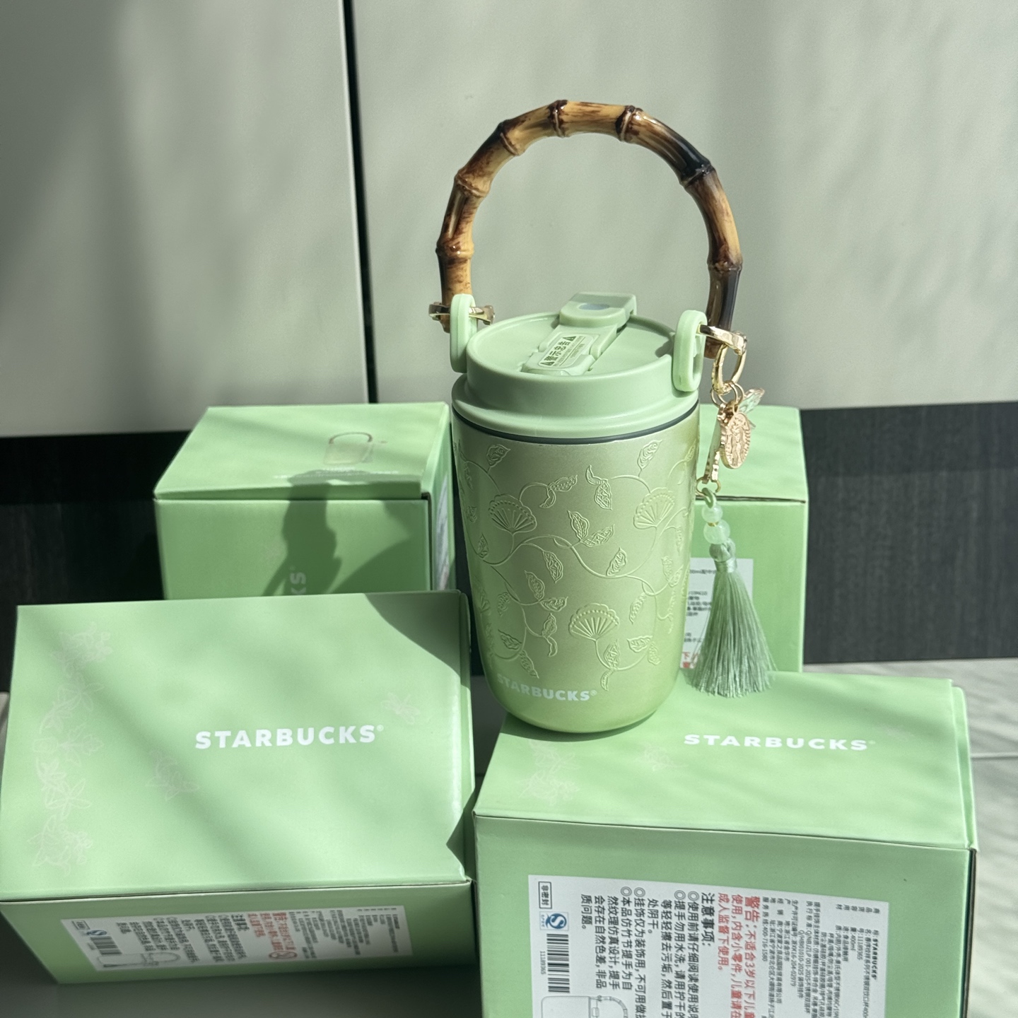 NO:894386,Tired of the same ordinary water cups, this Chinese-style bamboo cup from Starbucks directly refreshes the aesthetics!  Low saturation mist, turquoise, gentle and durable, three-dimensional embossed ginkgo branch pattern on the cup body, delicate concave and convex texture, with a sense of spring in the south of the Yangtze River. Tea set      cup19860909厌倦了千篇一律的普通水杯,星巴克这只国风竹节杯直接刷新审美！ 低饱和雾感青绿色温柔耐看,杯身立体浮雕银杏缠枝花纹,细腻凹凸肌理,自带江南春日氛围感.,茶具,accessory