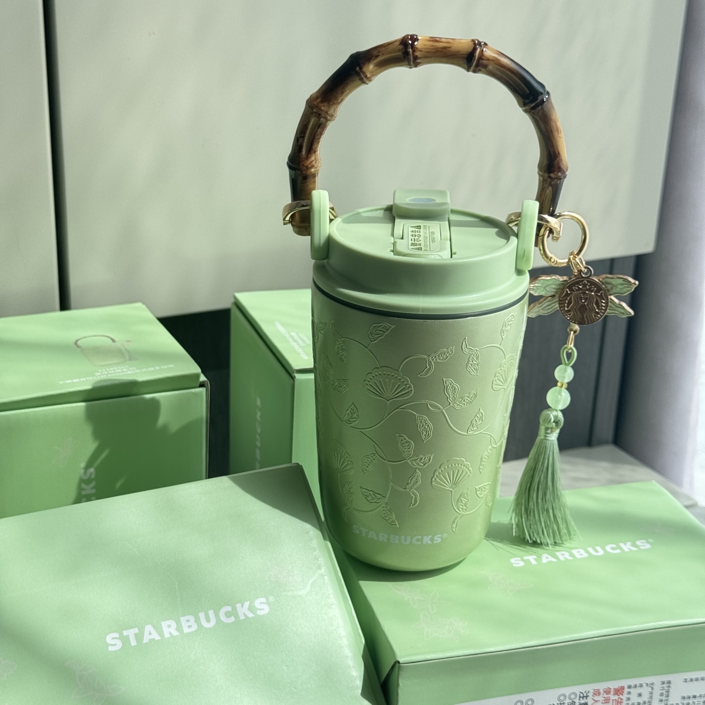 NO:894379,When the greenery of the East meets the spring garden, the Starbucks Spring Pattern Bamboo Thermos Cup integrates classic elegance into daily drinking water. 400ml portable capacity, just right for commuting or walking out. Food-grade 304 stainless steel double-layer liner, hot and cold dual locks, 6-hour hot/cold online, suitable for hot coffee in the morning and iced tea in summer. Imitation natural bamboo handle, warm and not cold, easy to carry out to take photos.  The double drinking spout design is super practical!  Drink water directly from the mouth, drink water gently from the straw mouth, tea set      cup19860909当东方青绿邂逅春日园林,星巴克春序纹样竹节保温杯,将古典雅致融入日常饮水. 400ml随身容量,通勤、出门遛弯随手拎刚刚好 食品级304不锈钢双层内胆,冷热双锁温 6小时保温/保冷在线,早八装热咖啡、夏天泡冰茶都合适 仿天然竹节手提柄,温润不冰手,拎出门拍照巨出片 双饮口设计超实用！直饮口畅快喝水,吸管口温柔啜饮,茶具,accessory