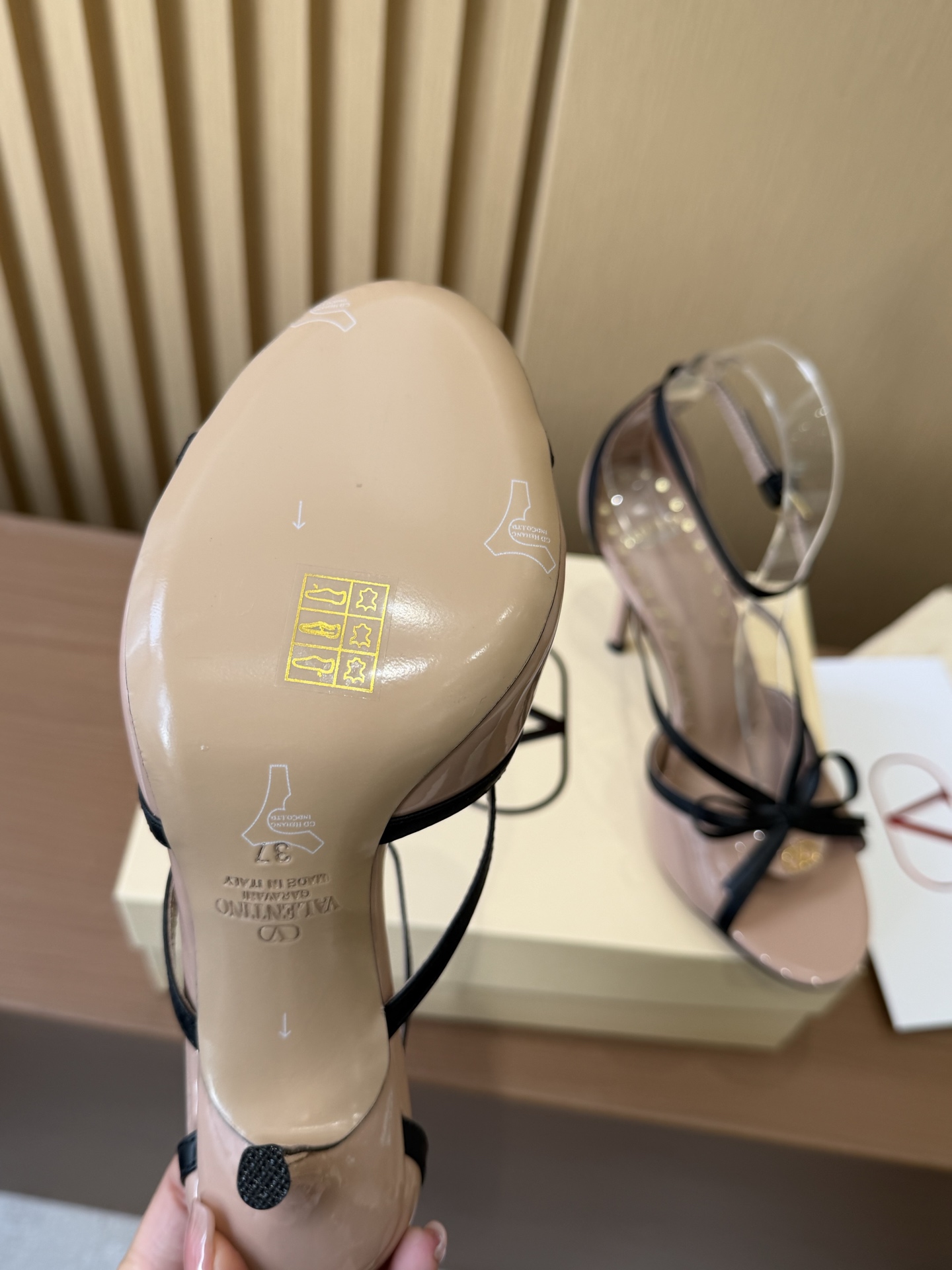발렌티노 V 버클 보우 하이힐 샌들 상세 이미지 9