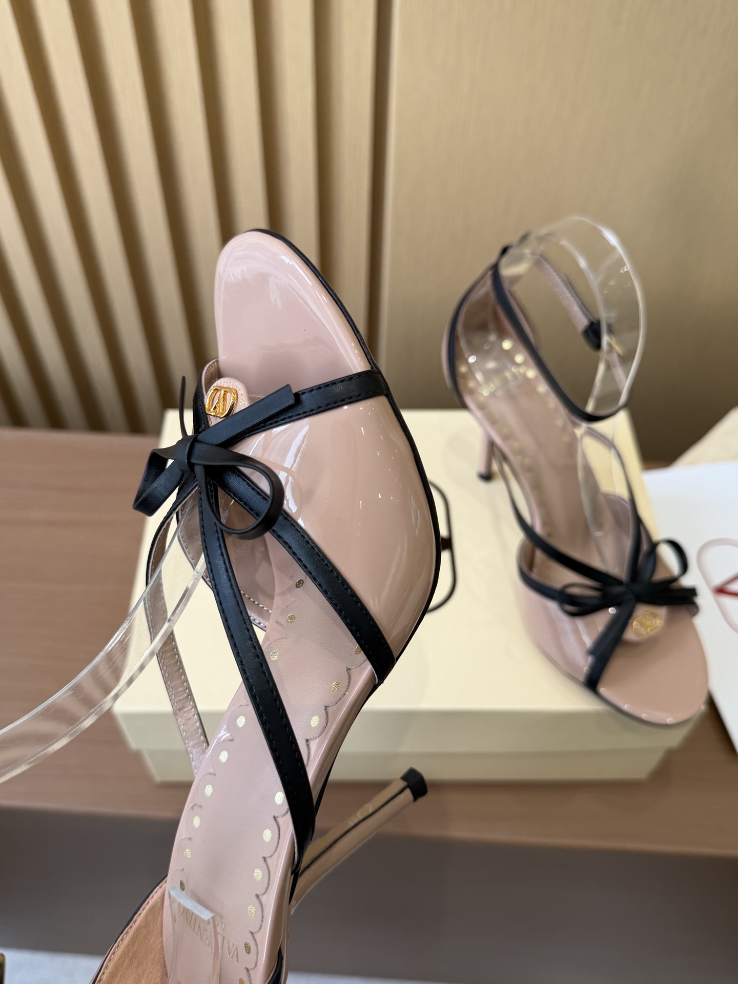발렌티노 V 버클 보우 하이힐 샌들 상세 이미지 6