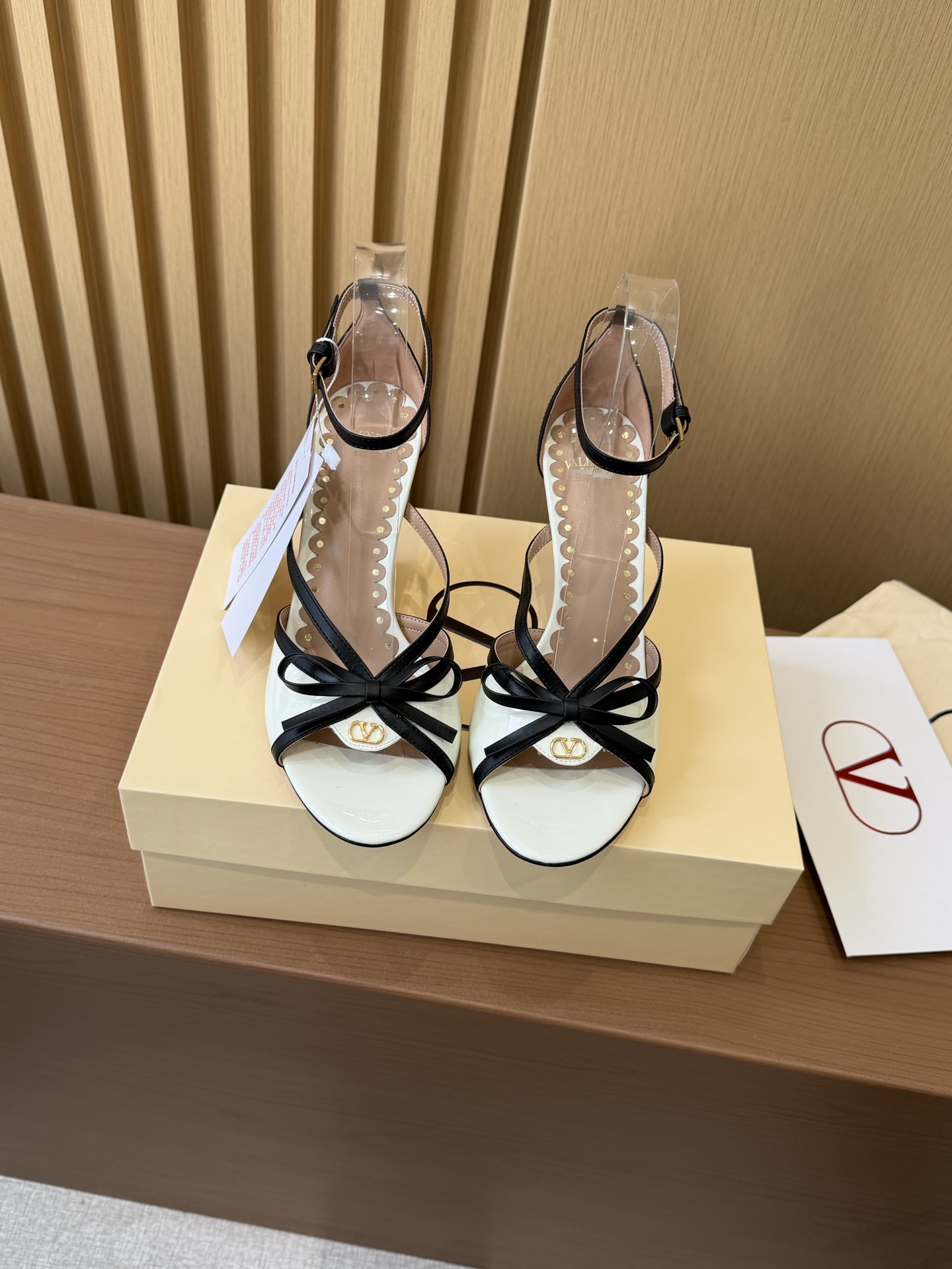 발렌티노 VLogo 램스킨 페이턴트 리본 하이힐 샌들 레플리카 42175