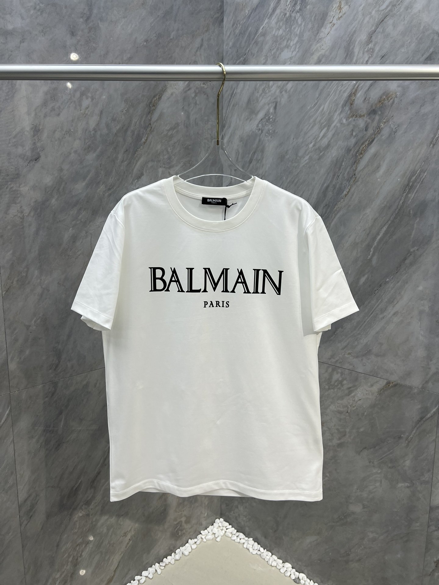 BALMAIN/巴尔曼新款字母印花圆领短袖T恤,演绎休闲的设计风格，优选特定bdeb支3股A00%棉质平纹针织面料制成，上身舒适度佳，衣橱的基础款臻品外穿内搭随意搭配；黑色 白色 S～XXXL