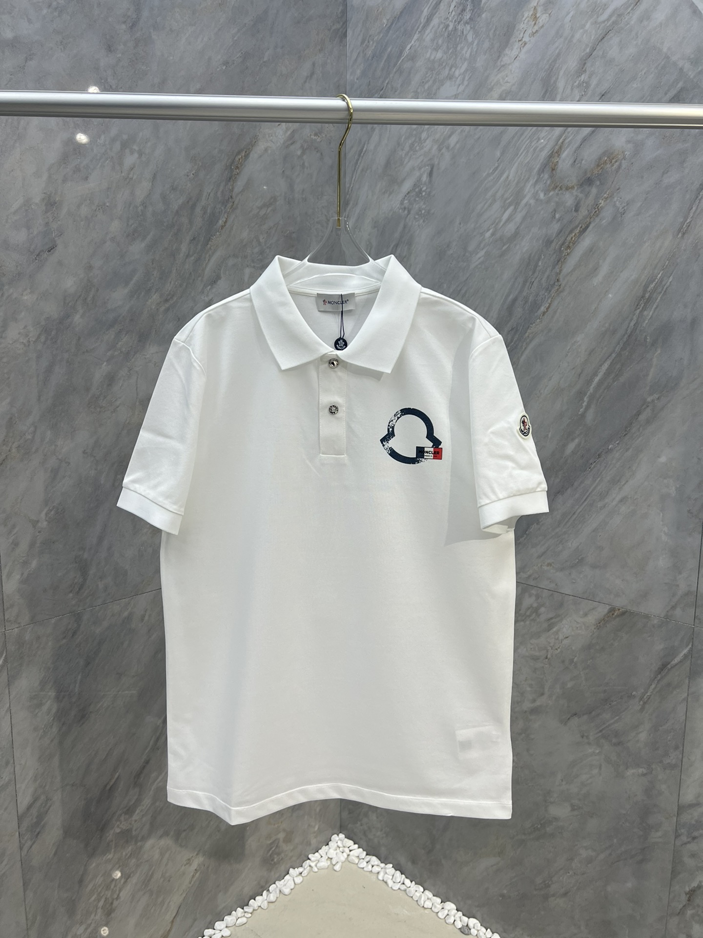 Pzsdqw Moncler/蒙口24ss新款男士印花logo翻领短袖polo衫，正面胸前左侧饰有轮廓标识和法式红白蓝三色旗帜，致敬品牌创立于法国莫内斯捷德克莱蒙的历史渊源，左边袖口饰有经典毡艺刺绣章仔徽标，五金按扣开合衣领，可轻松搭配各种风格。polo衫是男士衣橱里不可或缺的单品，定制ldee支双股丝光珠地棉质面料，光泽明亮、有垂悬感；黑色 白色 S～XXXL