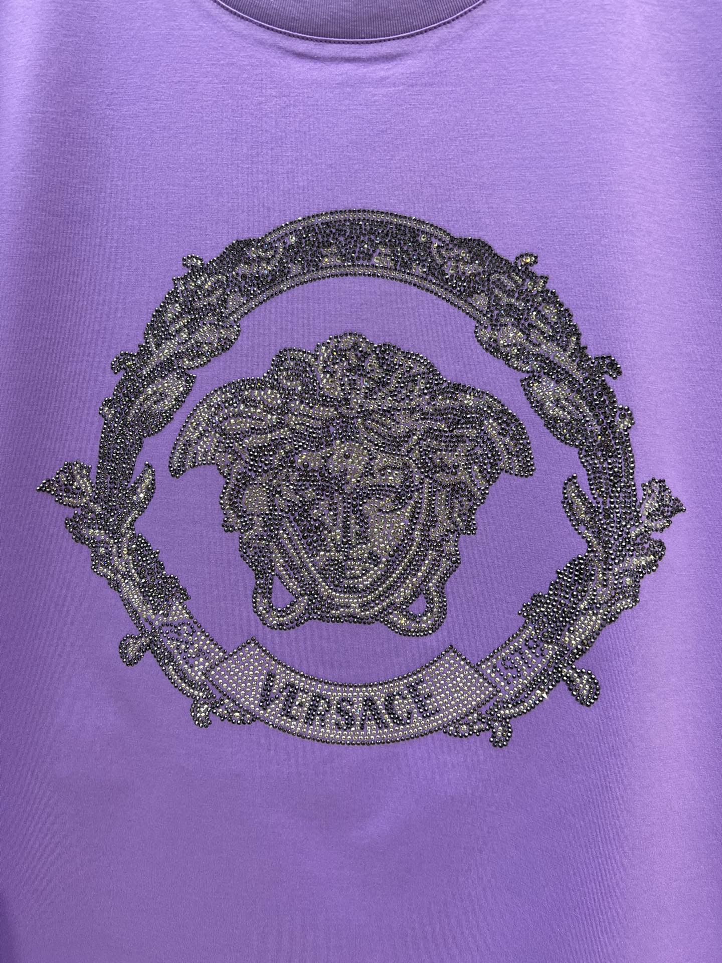 Versa*ce/24ss新品男士饰有水晶装饰Medusa和Barocco冠状花纹图案棉质平纹布短袖T恤