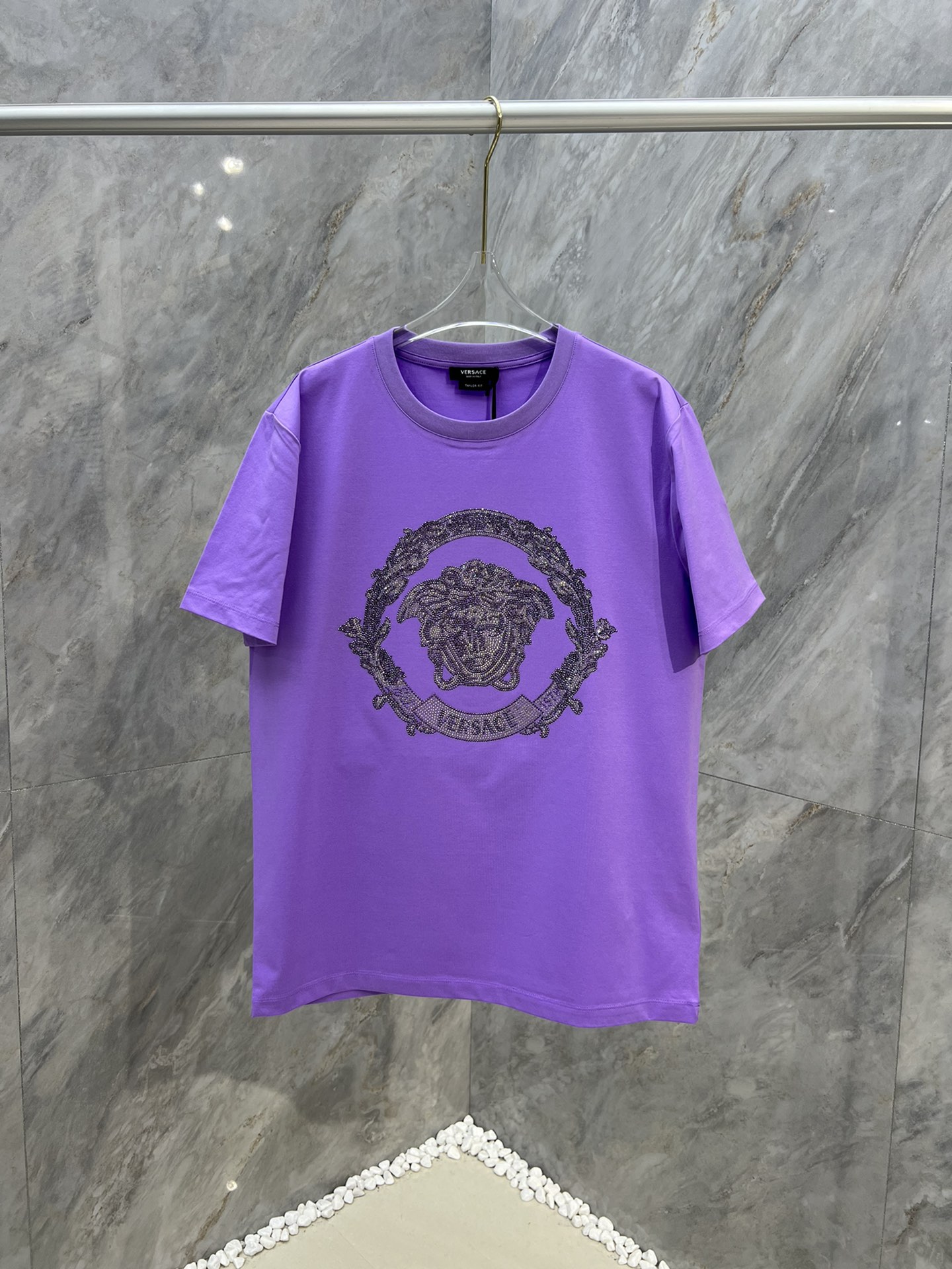 Versa*ce/24ss新品男士饰有水晶装饰Medusa和Barocco冠状花纹图案棉质平纹布短袖T恤