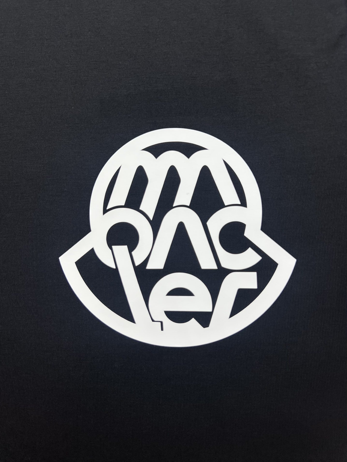 Moncler/蒙口24春夏男士字母logo棉质短袖T恤ZG同款正面胸前胸前点缀品牌标识字样左袖饰有经典