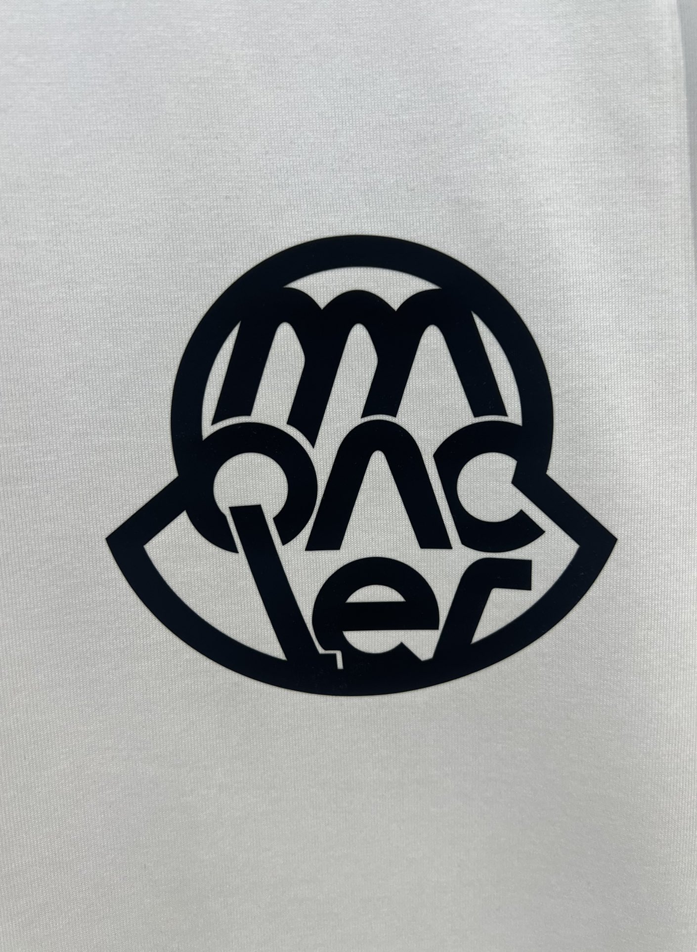Moncler/蒙口24春夏男士字母logo棉质短袖T恤ZG同款正面胸前胸前点缀品牌标识字样左袖饰有经典
