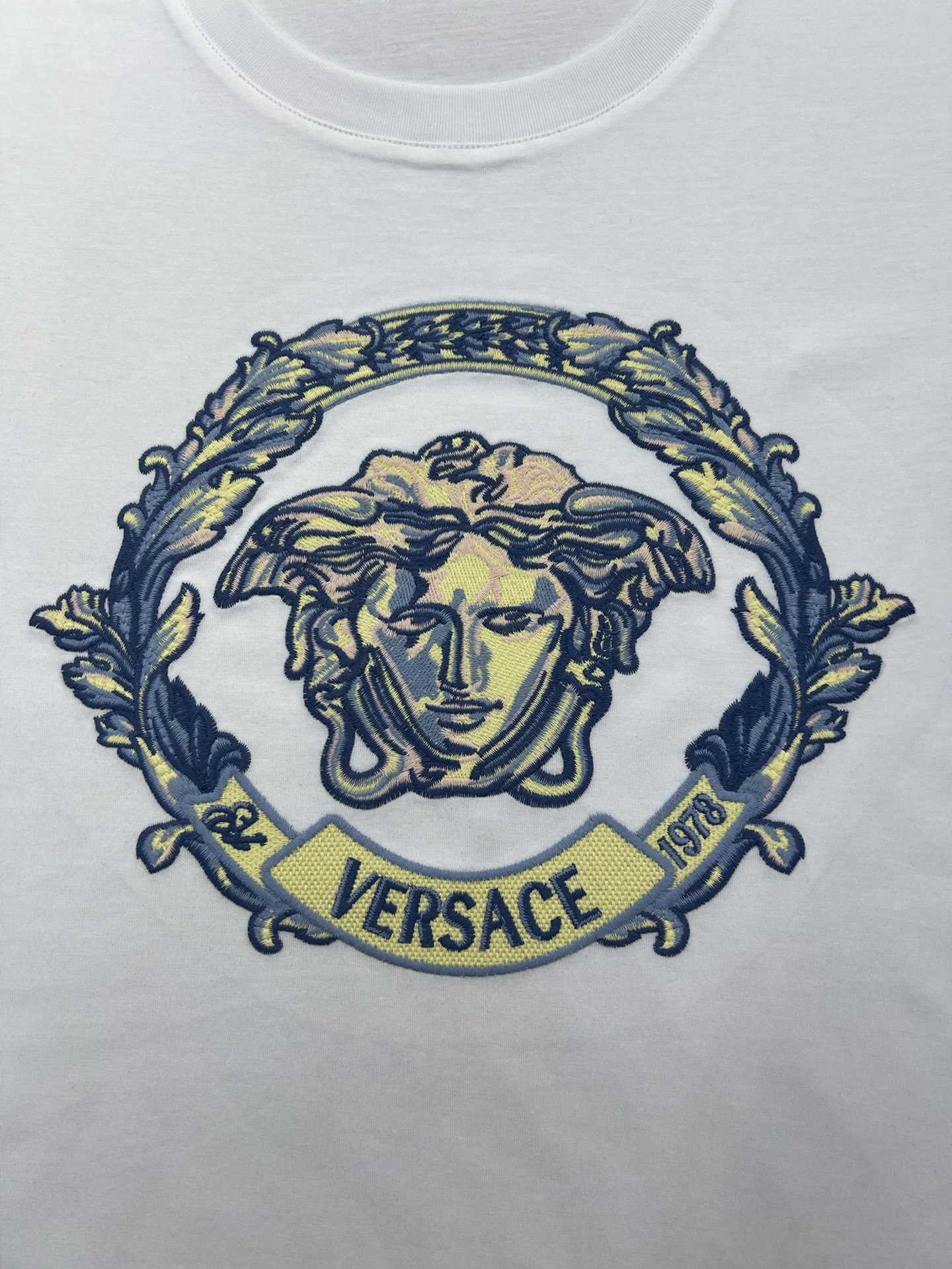 Versace24ss秀场同款男士BaroccoWaveCrest刺绣圆领短袖T恤正面饰有刺绣Medus