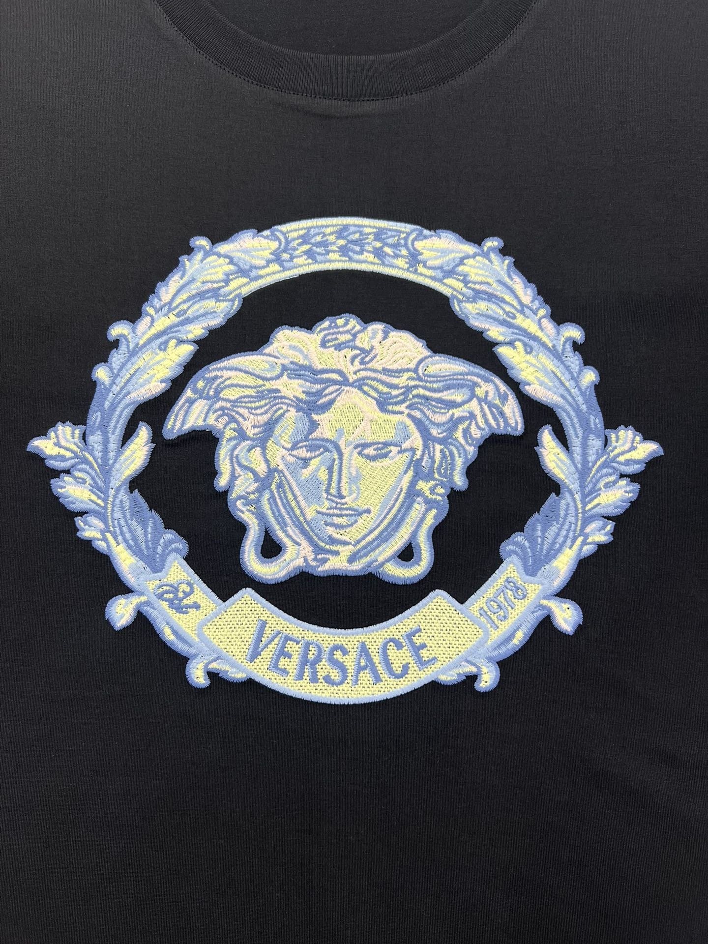 Versace24ss秀场同款男士BaroccoWaveCrest刺绣圆领短袖T恤正面饰有刺绣Medus