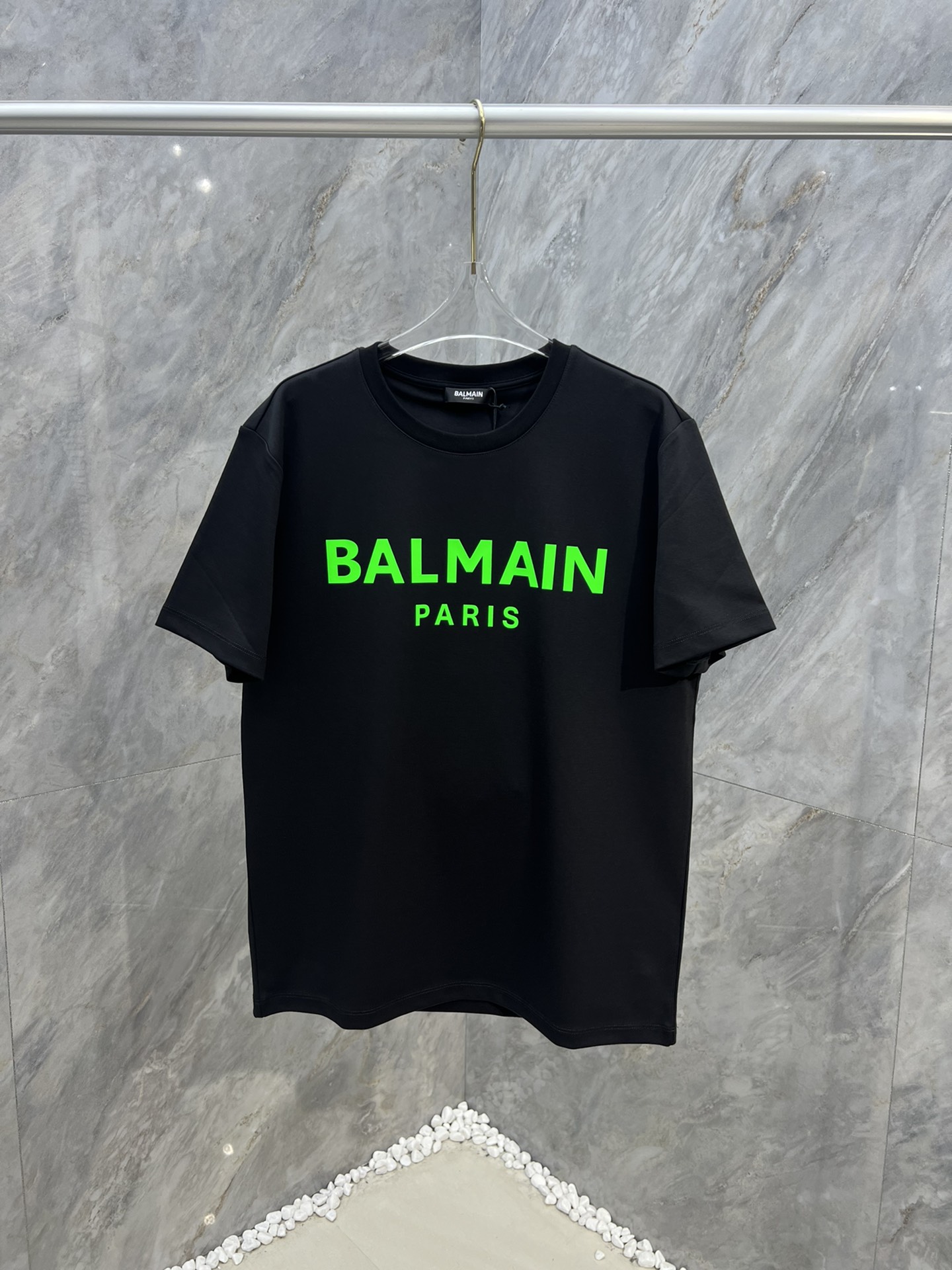 【秋冬厚半袖】\nBALMAIN/巴尔曼 24秋冬新品经典品牌字母印花logo圆领加厚短袖T恤，正面饰有品牌万年经典字母元素彰显巴尔曼品牌格调辨识度，打造男士基本款单品，为男士衣橱注入新意。采用柔软棉质双面针织长绒棉 莫代尔棉面料制成，面料细腻、柔感垂顺、棉感十足、上身舒适度极佳，久穿久洗不易变形；黑色 白色 M～XXXL