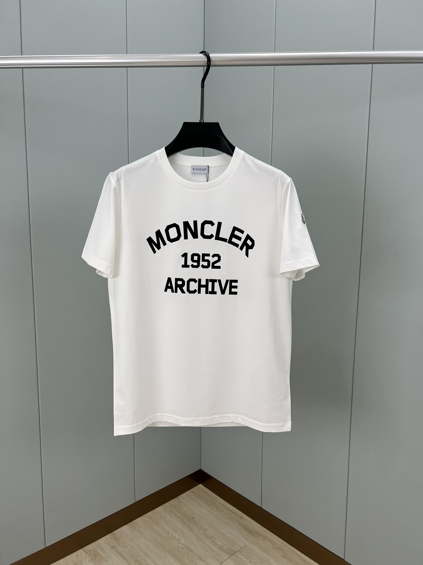 NO:474120,Moncler 25 spring and summer new flocking printed logo short-sleeved T-shirt, with renovated contrasting flocking logo printed logo design, using customized 80 double-strand mercerized cotton fabric; black and white M-4XL, T-shirt,tees, t-shirt,alexander wang19860909Moncler 25春夏新品植绒印花标识短袖T恤,正面点缀焕新撞色植绒徽标印花标识设计,采用定制80支双股丝光棉面料；黑色 白色 M-4XL,,T-shirt,tees，t-shirt,alexander wang,Men's clothing
