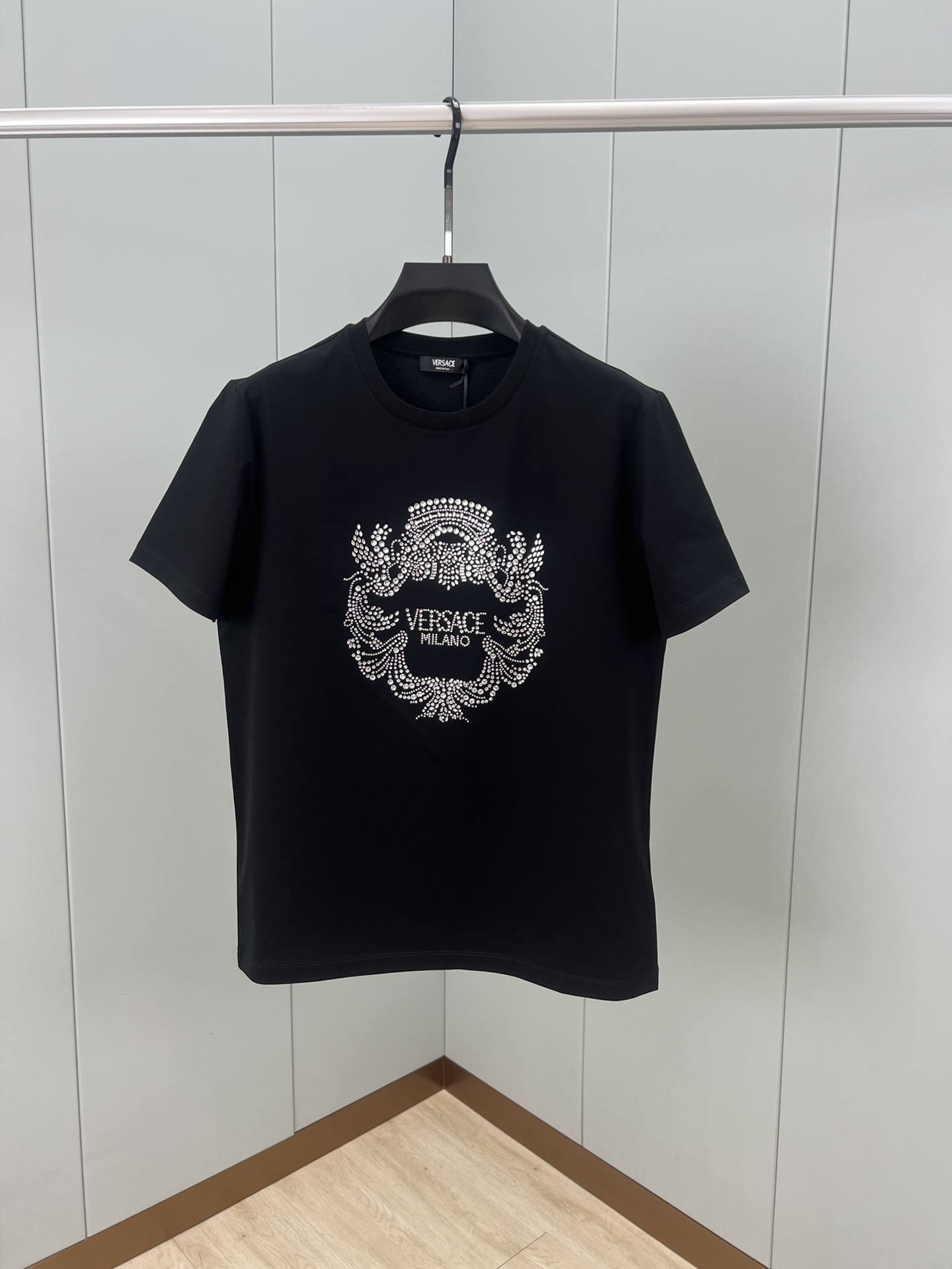 NO:430916,Versace 25 spring and summer new crystal Crest logo short-sleeved T-shirt, with crystal-decorated Versace Crest pattern on the front, using customized 80 double-strand mercerized cotton fabric; black and white M~4XL, versace, T-shirt, tees, t-shirt, alexander wang19860909Versace 25春夏新品水晶Crest logo短袖T恤,正面饰有水晶装饰的Versace Crest图案,采用定制80支双股丝光棉面料；黑色 白色 M～4XL,,versace,T-shirt,tees，t-shirt,alexander wang,Men's clothing