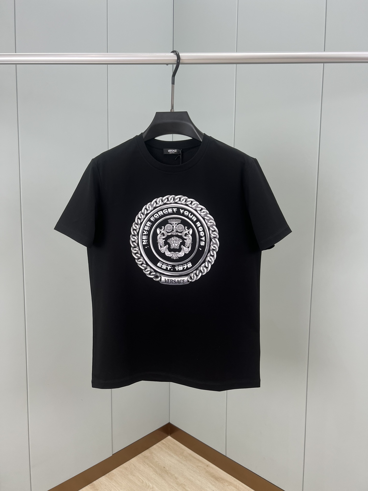 NO:430928,Versace 25 spring and summer new CHAIN ​​CRES pattern short-sleeved T-shirt with Crest pattern on the chest, blending Medusa badges, chain patterns and Versace logo. It uses custom 80 double-strand mercerized cotton fabric; black and white M-4XL, versace, T-shirt, tees, t-shirt, alexander wang19860909Versace 25春夏新品CHAIN CRES图案短袖T恤,胸前饰有Crest图案,融合Medusa徽章、链条图案和Versace Logo.采用定制80支双股丝光棉面料；黑色 白色 M-4XL,,versace,T-shirt,tees，t-shirt,alexander wang,Men's clothing