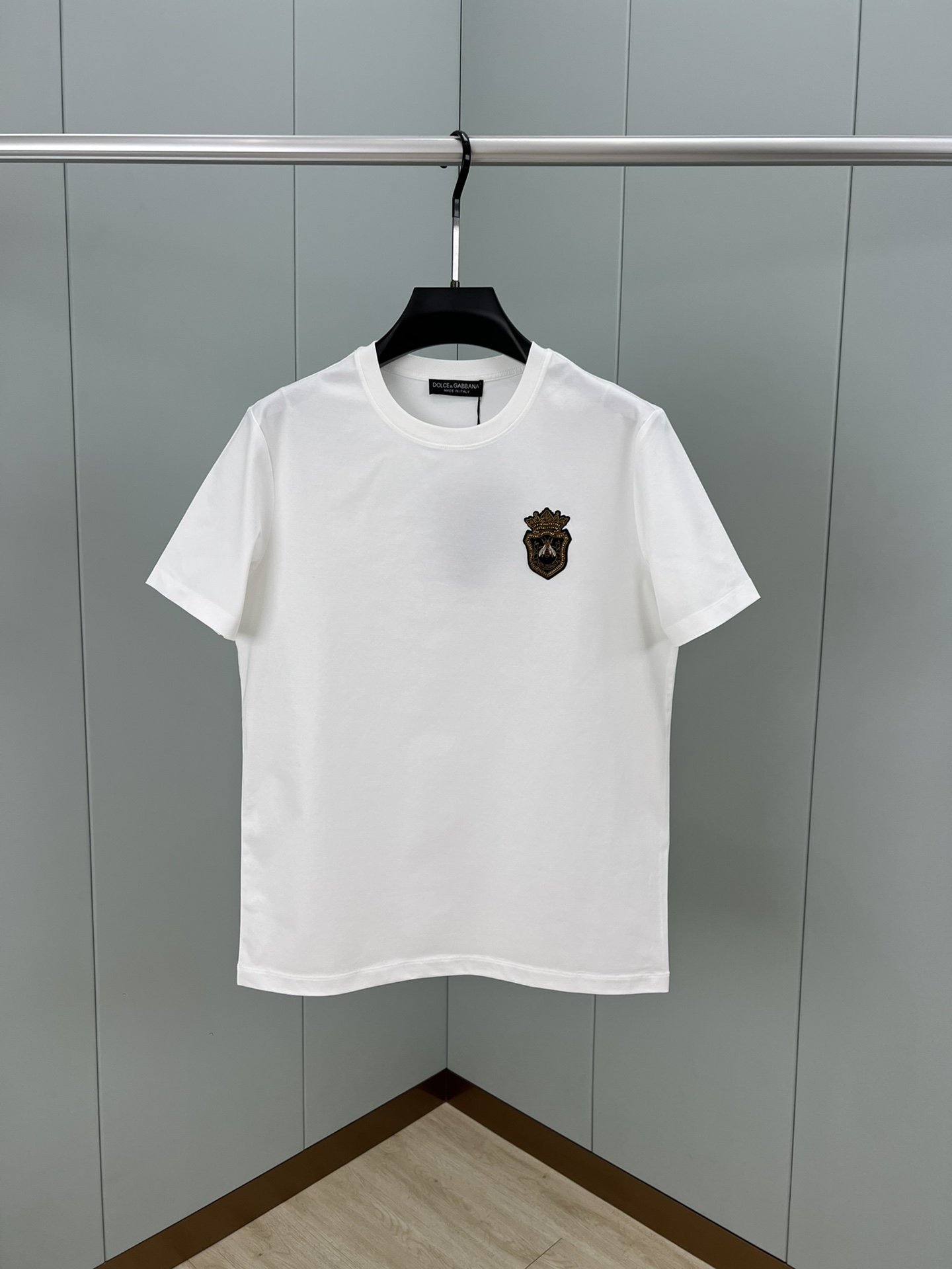 NO:421635,Dolce&Gabbana 25 spring and summer new embroidered badge short-sleeved T-shirt, customized 80 double-strand mercerized cotton fabric; black white S~XXXL (black and white customizable 4XL, 5XL), Dolce&Gabbana, T-shirt, alexander wang19860909Dolce&Gabbana 25春夏新品刺绣徽章短袖T 恤,定制80支双股丝光棉面料；黑色 白色 S～XXXL（黑白可定制4XL、5XL）,,Dolce&Gabbana,T-shirt,alexander wang,Men's clothing