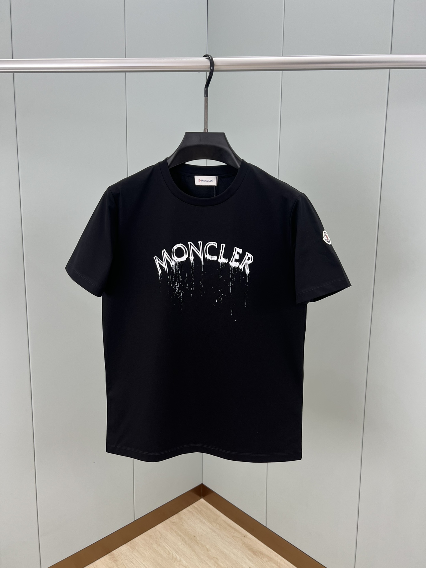 NO:474130,Moncler 25 spring and summer new letter spray painting process logo short-sleeved T-shirt, chest embellishment renewal craft logo design, using customized 80 double-strand mercerized cotton fabric; black and white M-4XL, T-shirt,tees, t-shirt,alexander wang19860909Moncler 25春夏新品字母喷绘工艺标识短袖T恤,胸前点缀焕新工艺标识设计,采用定制80支双股丝光棉面料；黑色 白色 M-4XL,,T-shirt,tees，t-shirt,alexander wang,Men's clothing