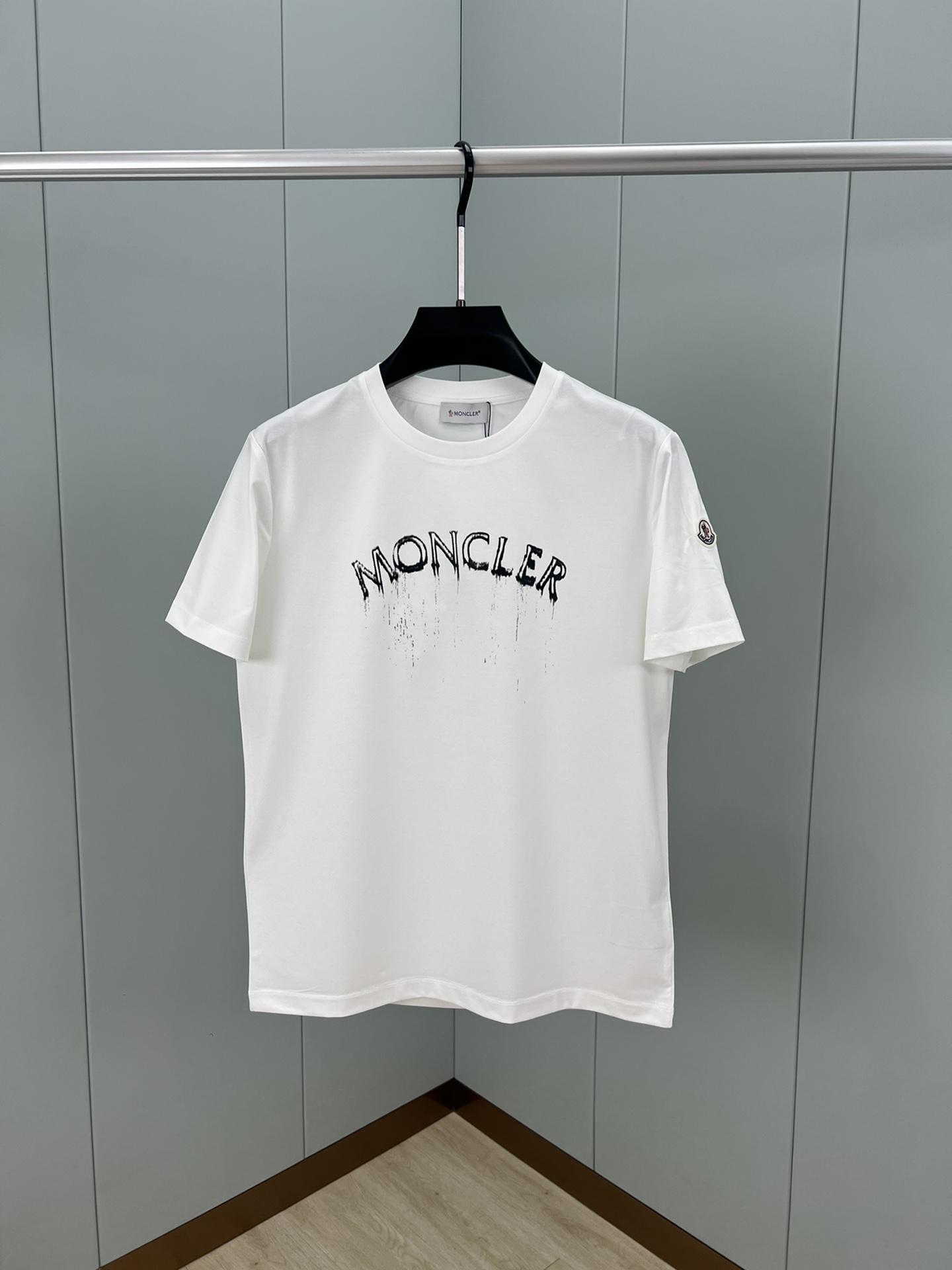 NO:474135,Moncler 25 spring and summer new letter spray painting process logo short-sleeved T-shirt, chest embellishment renewal craft logo design, using customized 80 double-strand mercerized cotton fabric; black and white M-4XL, T-shirt,tees, t-shirt,alexander wang19860909Moncler 25春夏新品字母喷绘工艺标识短袖T恤,胸前点缀焕新工艺标识设计,采用定制80支双股丝光棉面料；黑色 白色 M-4XL,,T-shirt,tees，t-shirt,alexander wang,Men's clothing