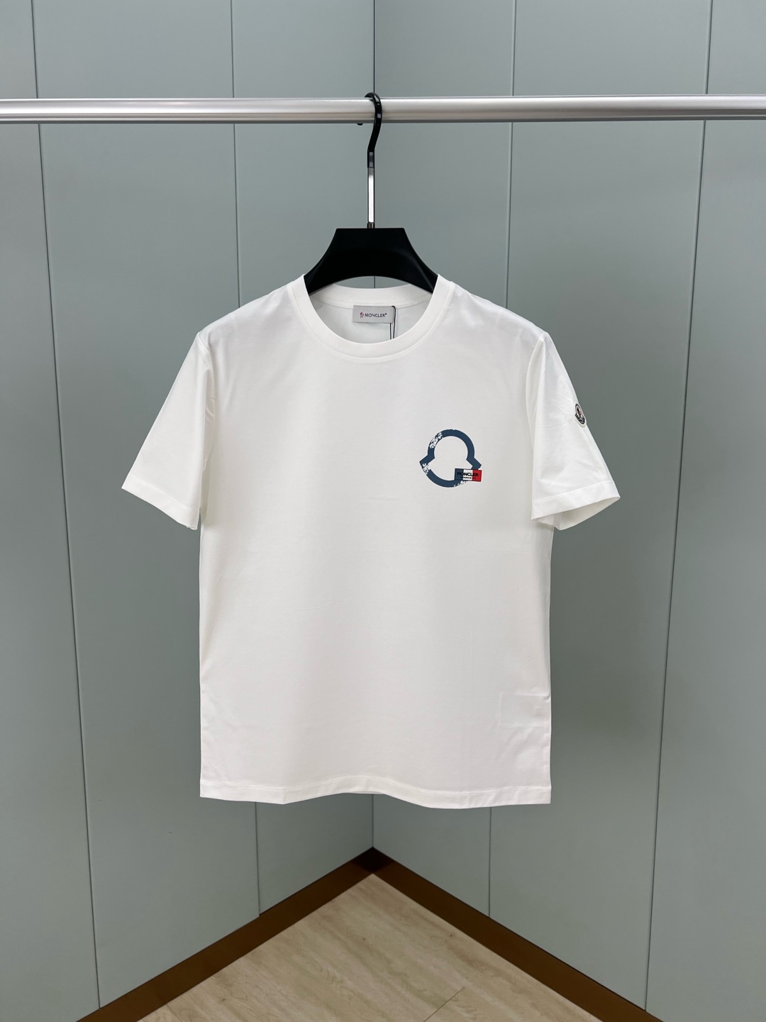NO:474125,Moncler 25 spring and summer new printed logo short-sleeved T-shirt, using customized 80 double-strand mercerized cotton fabric; black and white M-4XL, T-shirt,tees, t-shirt,alexander wang19860909Moncler 25春夏新品印花标识短袖T恤,采用定制80支双股丝光棉面料；黑色 白色 M-4XL,,T-shirt,tees，t-shirt,alexander wang,Men's clothing