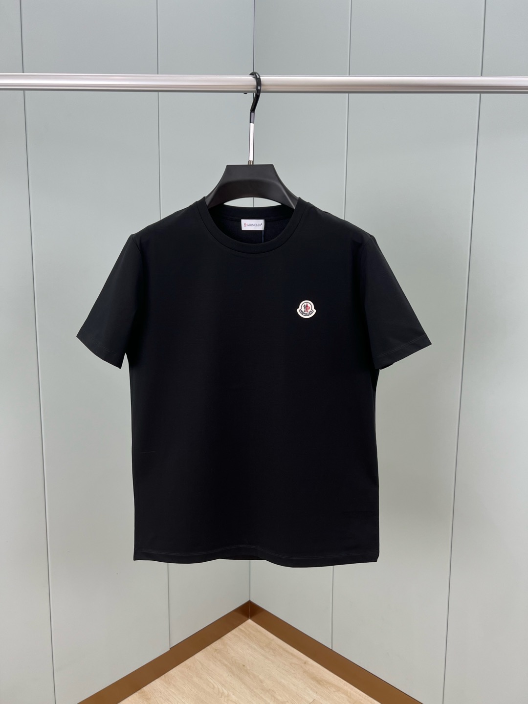 NO:517299,Moncler classic felt embroidered logo short-sleeved T-shirt, same as ZG, can be called a versatile item. The T-shirt is decorated with a classic felt embroidered seal logo on the chest. The minimalist style design reveals a high-end and versatile temperament. An indispensable item in the wardrobe, customized 80 double mercerized cotton fabric; black and white M-4XL, T-shirt,tees, t-shirt,alexander wang19860909Moncler 经典款毡艺刺绣标识短袖T恤,ZG同款,堪称百搭单品,T恤胸前饰有经典毡艺刺绣章仔徽标,极简风格设计中透露出高级百搭的气质,衣橱里不可或少的单品,定制80支双丝光棉面料；黑色 白色 M-4XL,,T-shirt,tees，t-shirt,alexander wang,Men's clothing