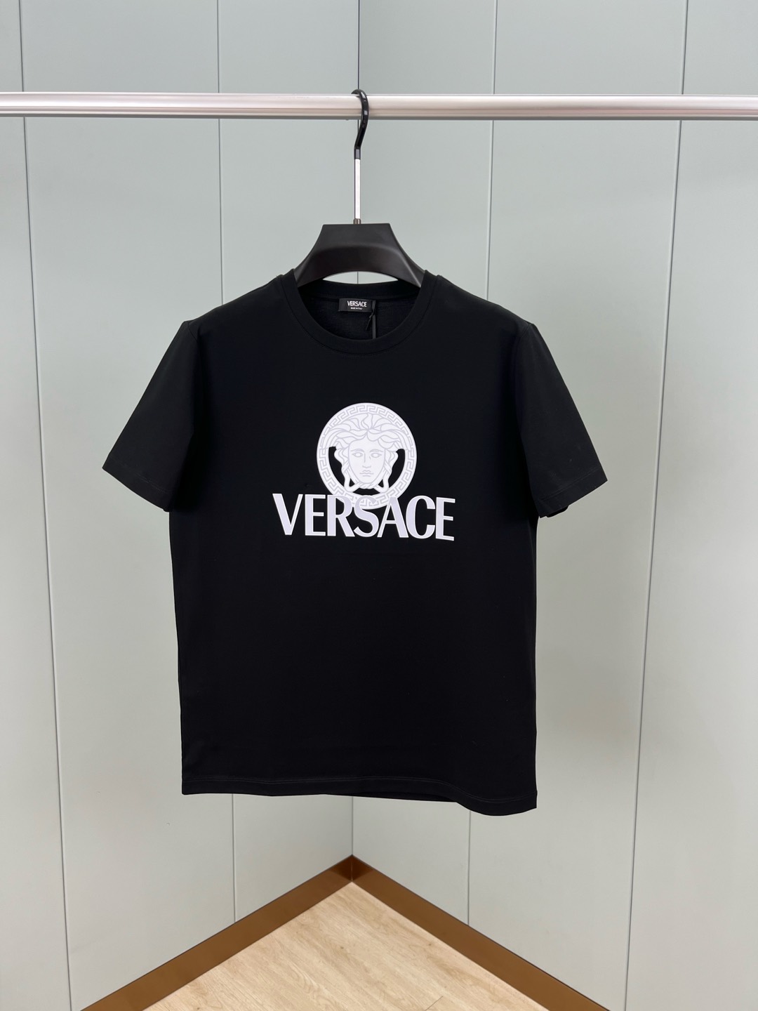 NO:430931,Versace 25 spring and summer new product Medusa & brand letter logo printed logo short-sleeved T-shirt, customized 80 double-strand mercerized cotton fabric; black and white M-4XL, versace, T-shirt, tees, t-shirt, alexander wang19860909Versace 25春夏新品Medusa&品牌字母徽标印花标识短袖T恤,定制80支双股丝光棉面料；黑色 白色 M-4XL,,versace,T-shirt,tees，t-shirt,alexander wang,Men's clothing