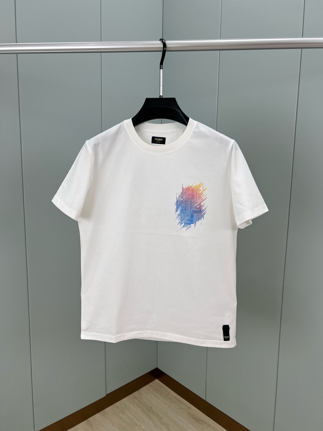 NO:124988,Fendi men's gradient pattern digital printed short-sleeved T-shirt, with a gradient FENDI Shadow pattern digital printed on the front chest, with a gradient tone in lilac, pink and yellow. There are slit designs on both sides of the body, breaking the consistent design of a classic T-shirt!  The lower foot is sewn with FENDI stick mark and is accompanied by an F-shaped five-hole mother-of-pearl button, which highlights the brand's unique design. Made of 80 3-strand cotton jersey fabric, the upper body is comfortable, and the basic wardrobe style is matched casually with the outside and the inner wear; black and white S~XXXL, fendi, T-shirt, tees, t-shirt, alexander wang19860909Fendi 男装渐变图案数码印花短袖T恤,正面胸前定制有渐变FENDI Shadow图案数码印花,呈淡紫色、粉红色和黄色渐变色调,衣身两侧有开叉设计,打破经典T恤衫的一贯设计！下脚缝有FENDI贴条标识并附有颗F型五孔珍珠贝母纽扣,彰显品牌的独有设计.采用80支3股棉质平纹针织面料制成,上身舒适度佳,衣橱基础款臻品外穿内搭随意搭配；黑色 白色 S～XXXL,,fendi,T-shirt,tees，t-shirt,alexander wang,Men's clothing