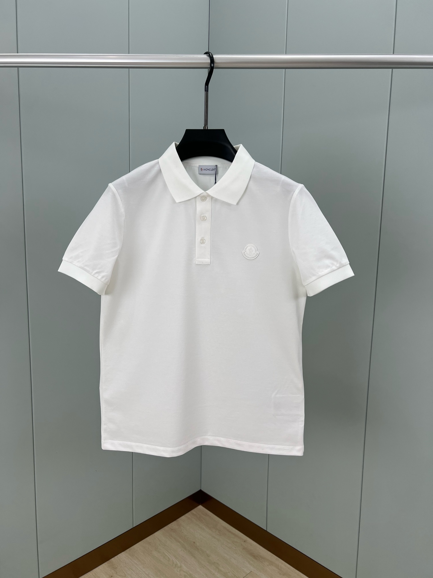 Moncler 25春夏新品胸前饰皮革经典标识Polo衫，领口饰有三扣...