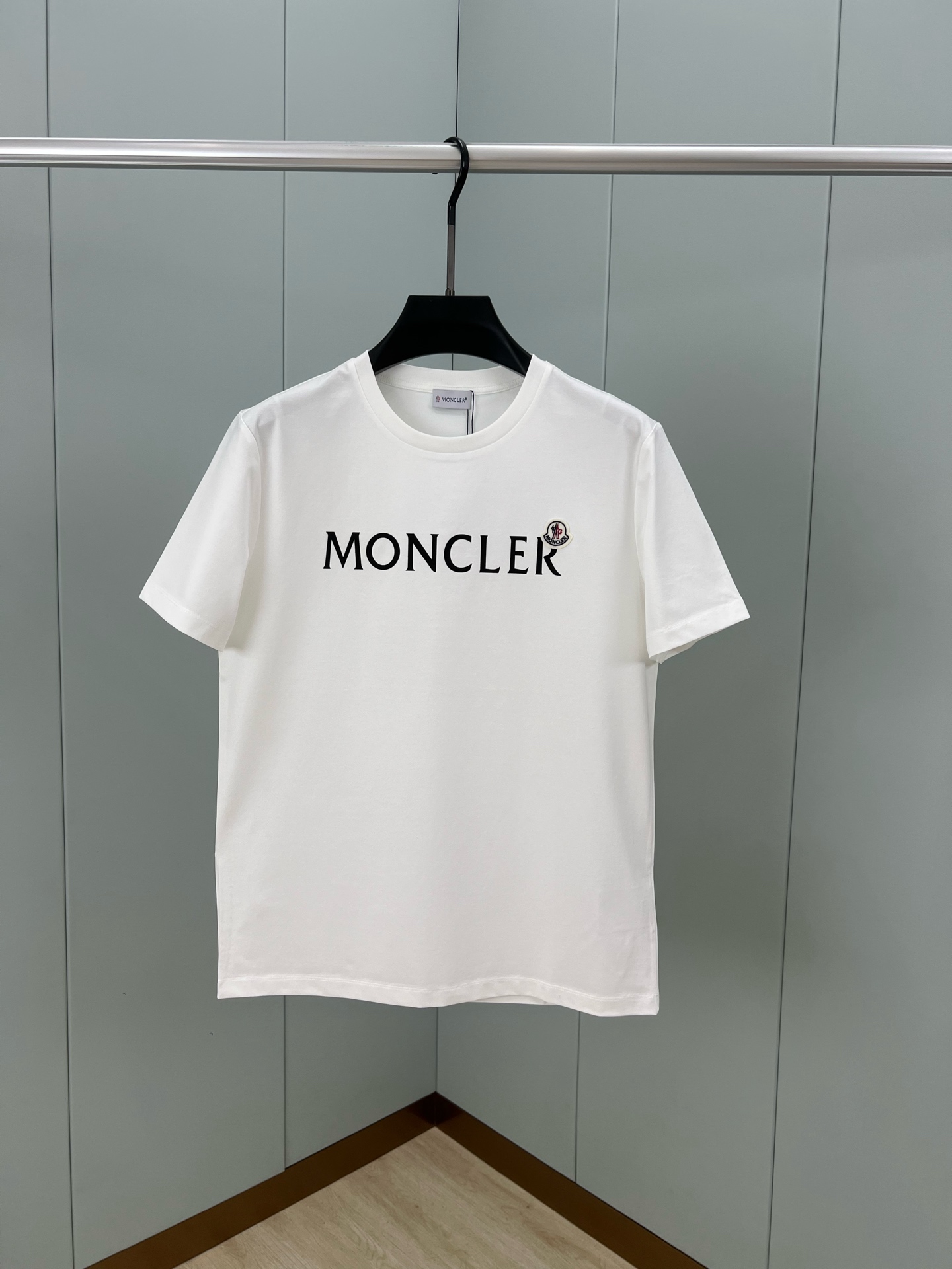 NO:479743,Moncler men's front decoration brand letter flocking logo short-sleeved T-shirt, the letters on the chest are flocked printed and classic felt embroidered seal logo to show the brand recognition, customized high-strength 80 double mercerized cotton fabric, the upper body is comfortable and breathable, the fabric is delicate and slightly elastic; black white M-4XL, T-shirt,tees, t-shirt,alexander wang19860909Moncler 春夏男装正面饰品牌字母植绒logo短袖T恤,胸前字母由植绒印花设计加以经典毡艺刺绣章仔徽标彰显品牌辨识度,定制高支高密80支双丝光棉面料,上身舒适透气、面料细腻微弹；黑色 白色M-4XL,,T-shirt,tees，t-shirt,alexander wang,Men's clothing